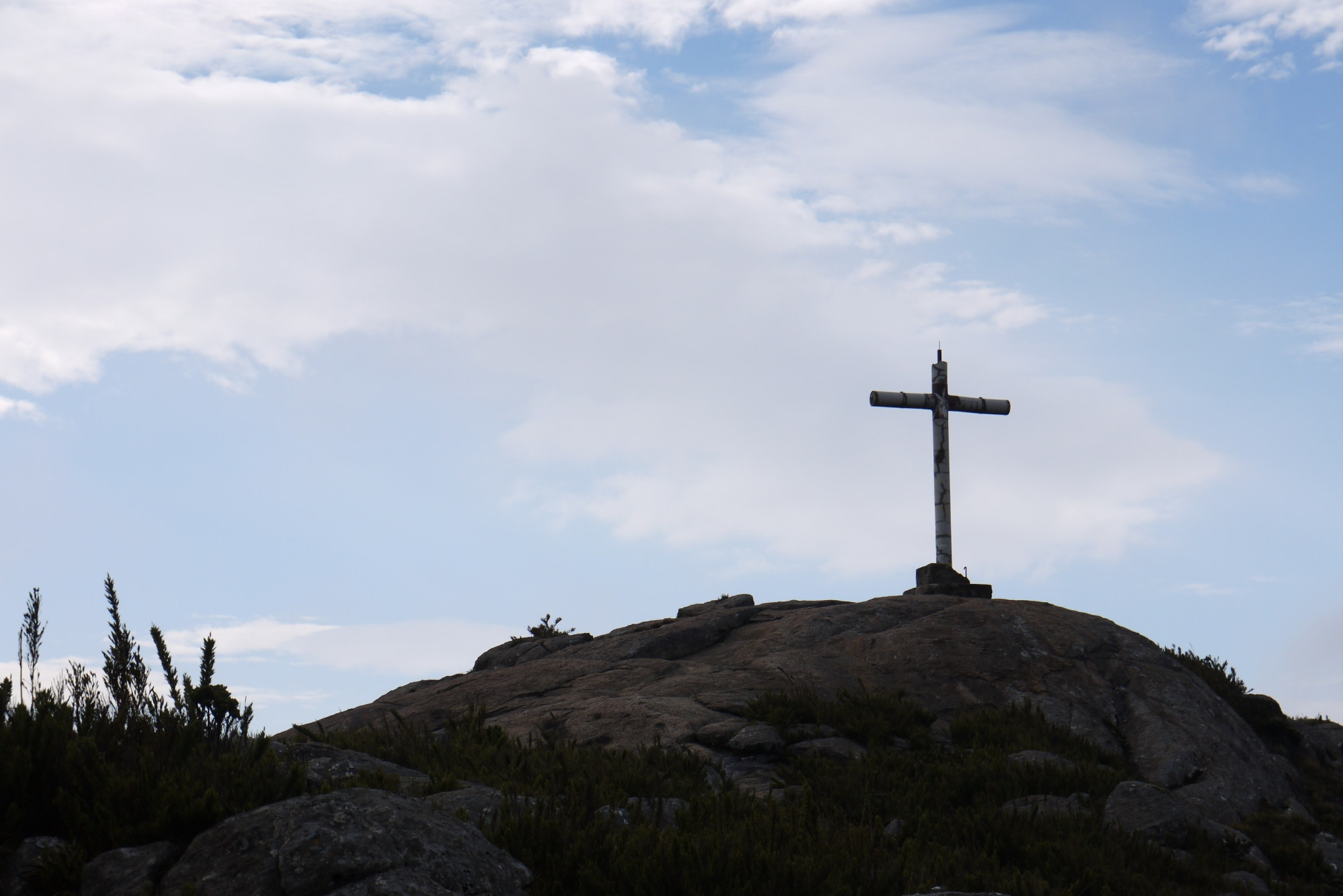 Das Gipfelkreuz des Pico da Bandeira.