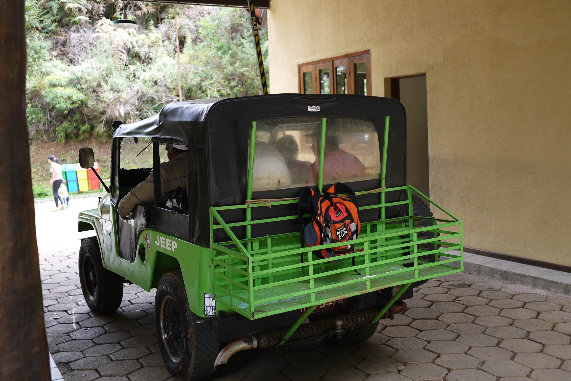 Ein Jeep am Pico da Bandeira.