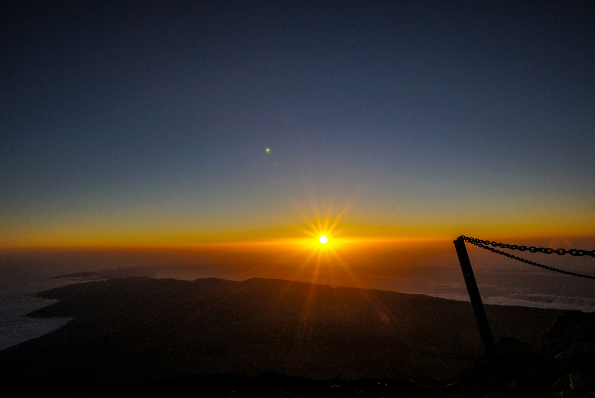 Ein Sonnenaufgang vom Gipfel des Pico del Teide auf Teneriffa.