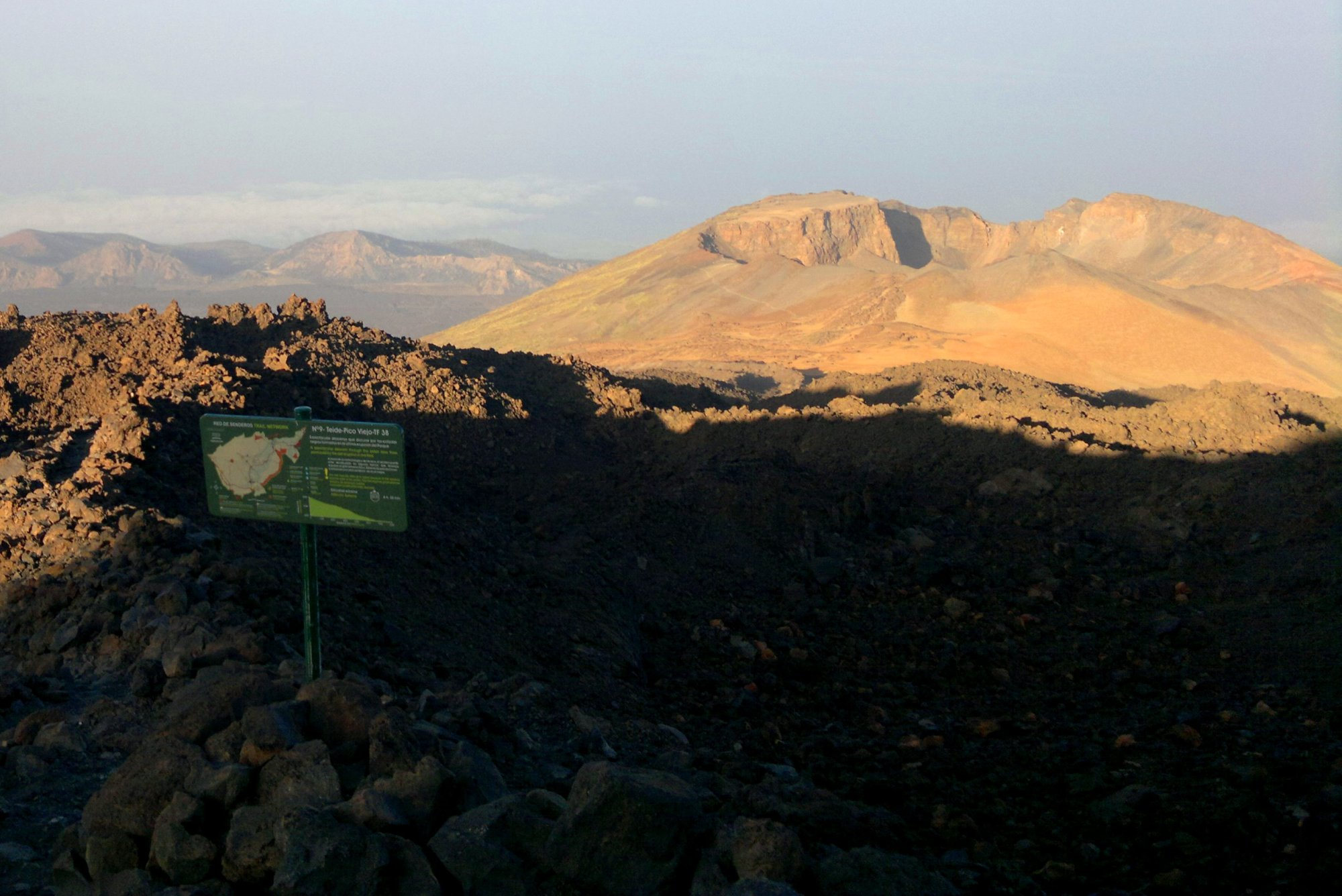 Der Blick auf den Krater des Pico Viejo vom Pico del Teide auf Teneriffa.