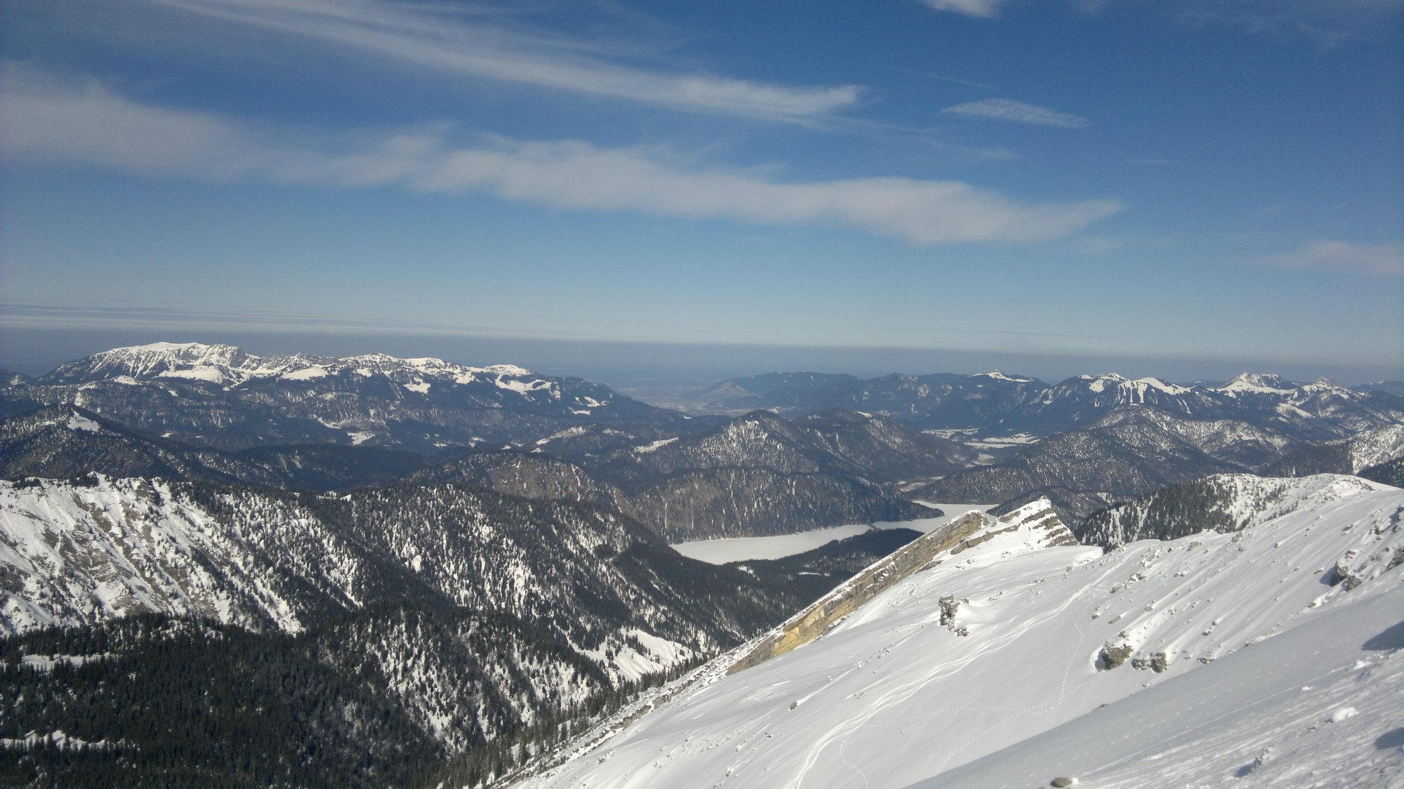 Der Blick vom Gipfel des Schafreuter nach Norden aufs Alpenvorland.