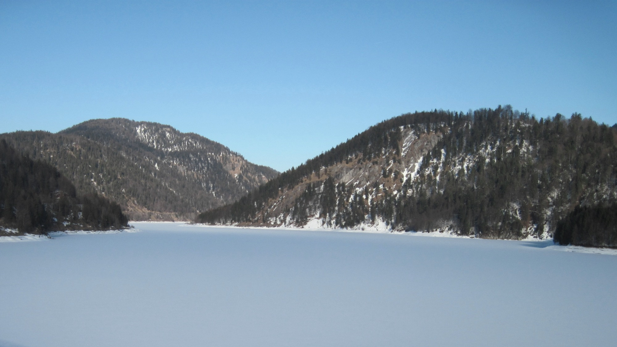 Der gefrorene Sylvensteinsee im Karwendel.