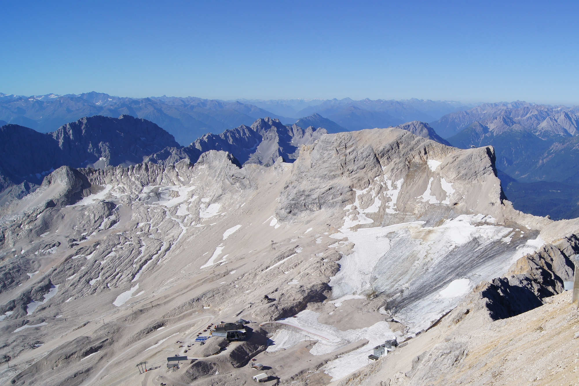 Der Blick von der Zugspitze auf den Schneefernerkopf und den Schneeferner.
