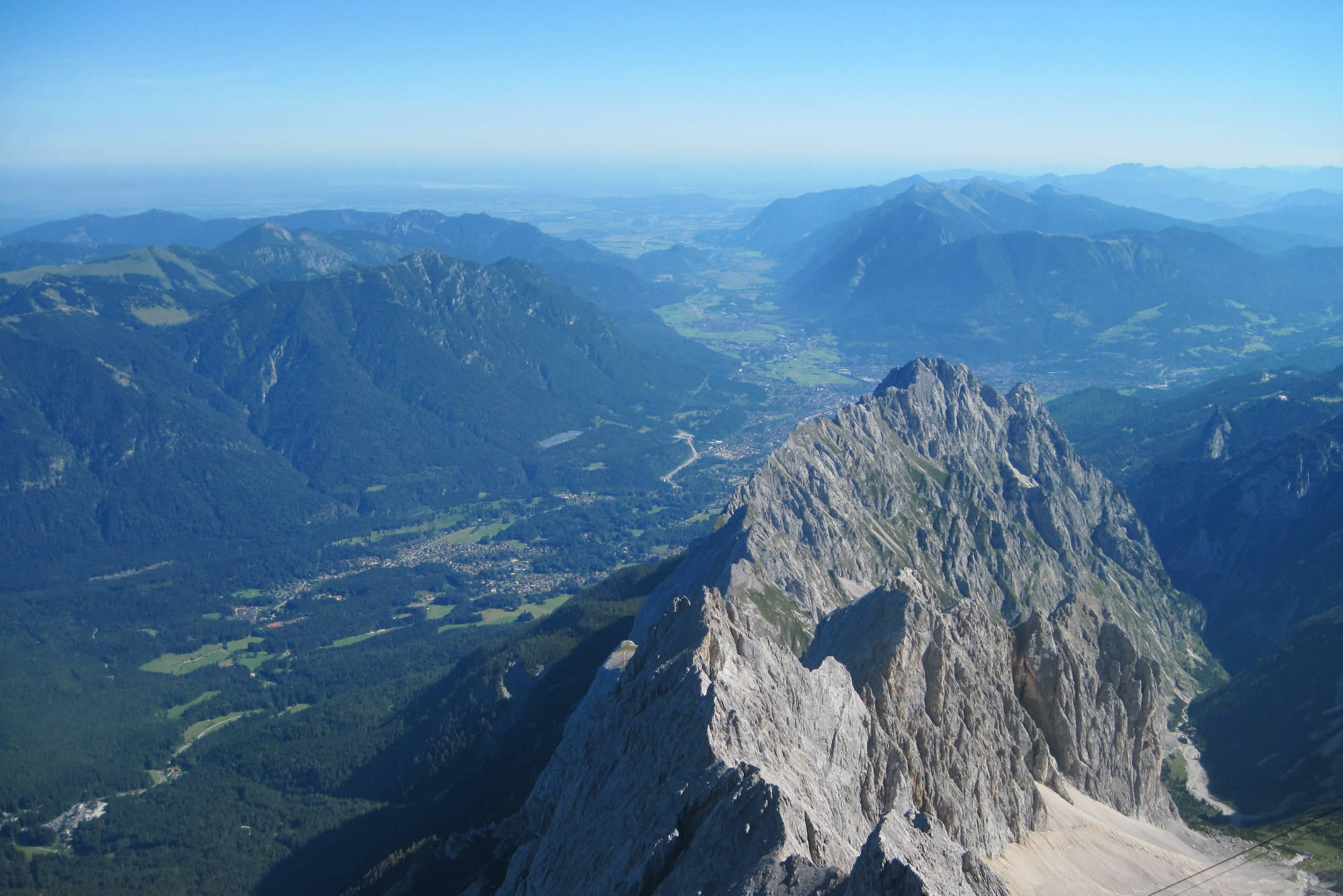 Der Blick von der Zugspitze auf den Waxenstein.