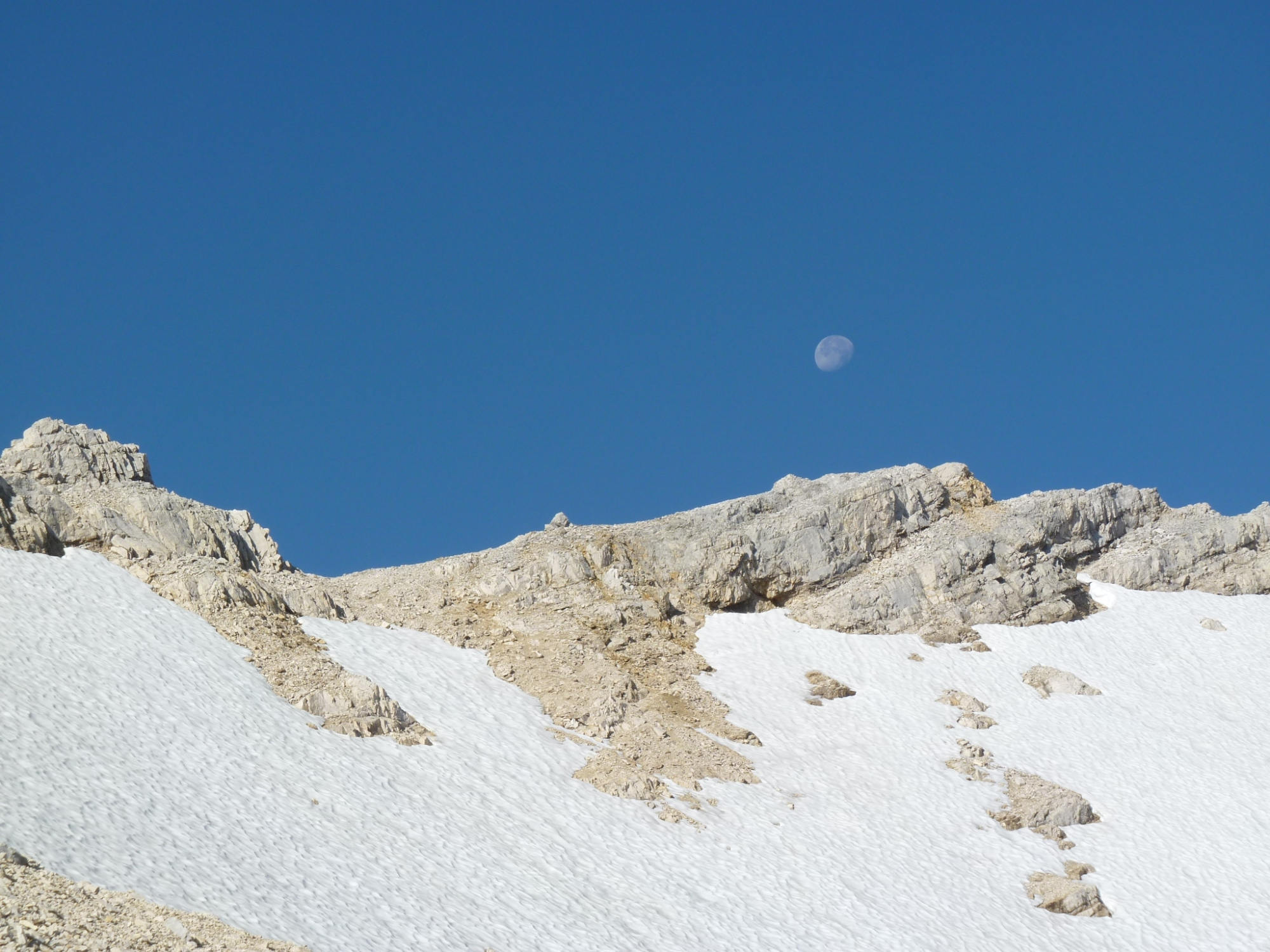 Der Mond über dem Schlauchkarsattel im Karwendel.