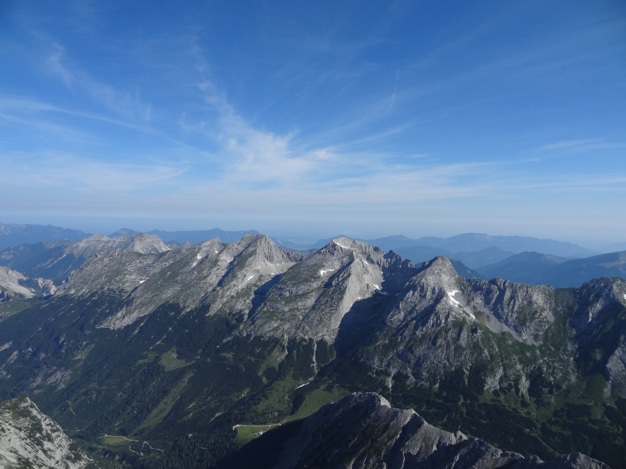 Der Blick vom Gipfel der Birkkarspitze auf die Nördliche Karwendelkette.