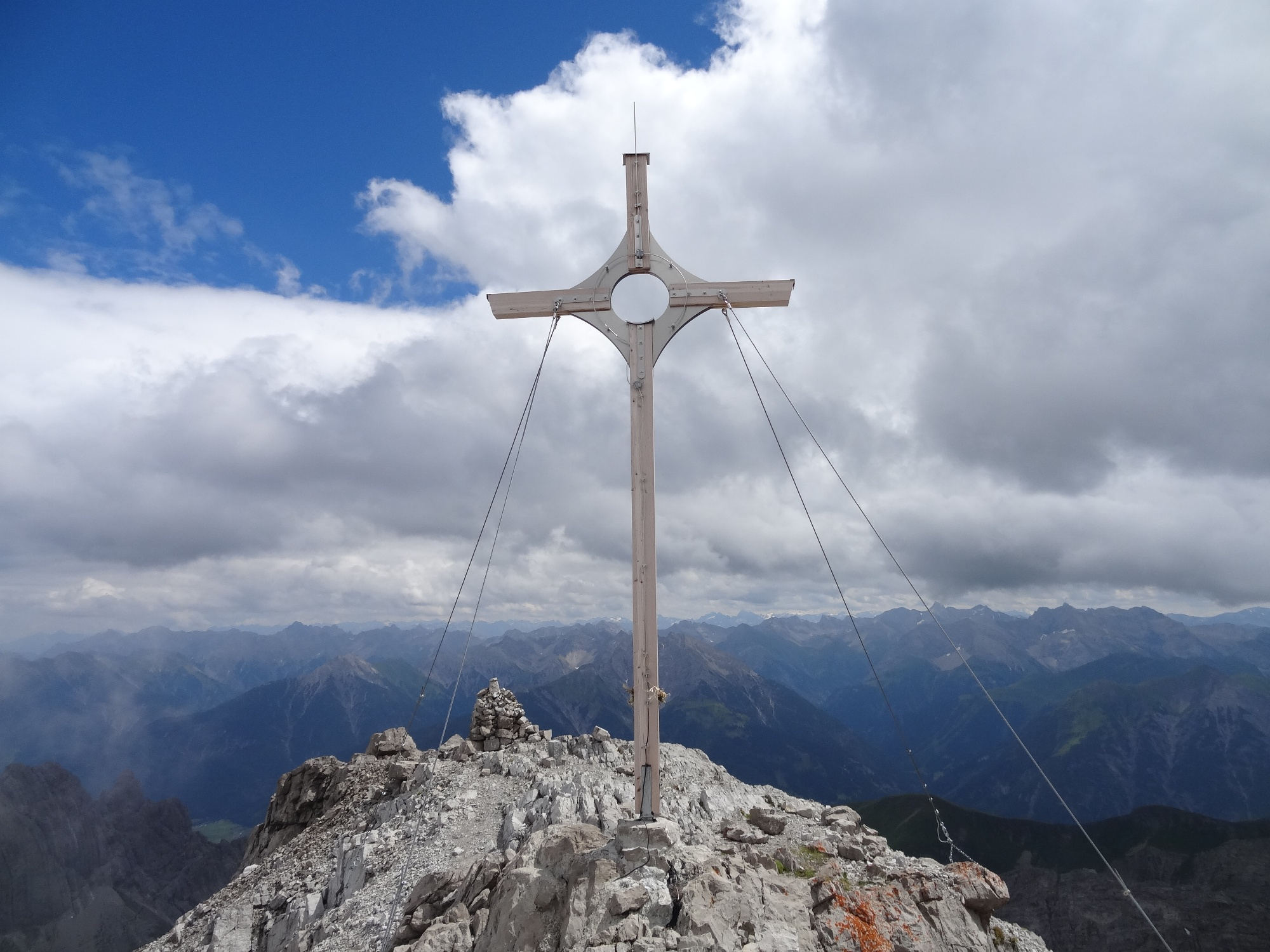 Das Gipfelkreuz des Großen Krottenkopf.