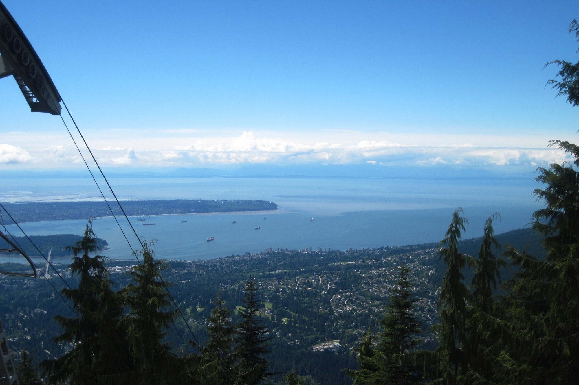 Der Blick vom Peak Chalet des Grouse Mountain auf Vancouver.