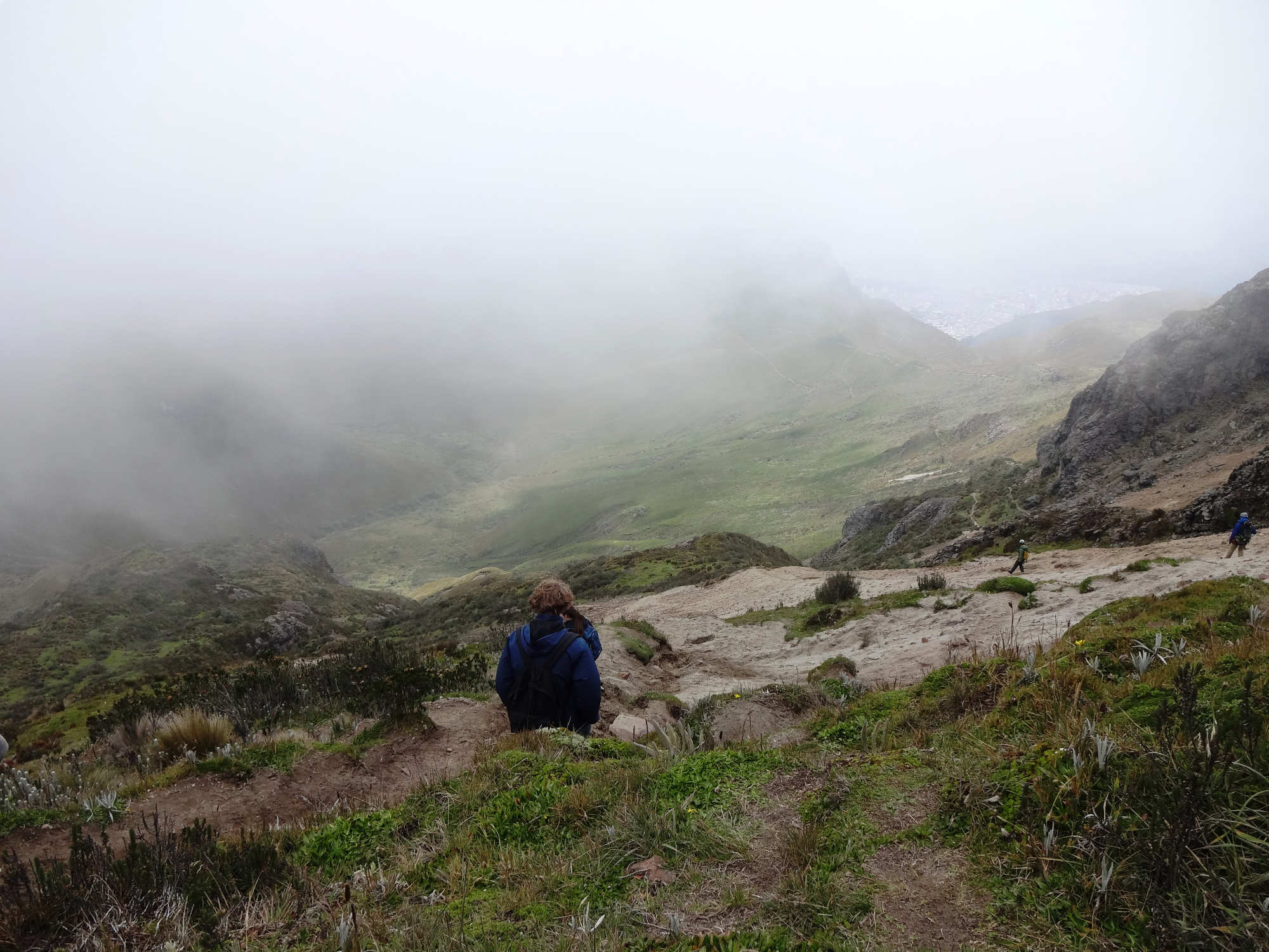 Abstieg im Nebel am Rucu Pichincha.