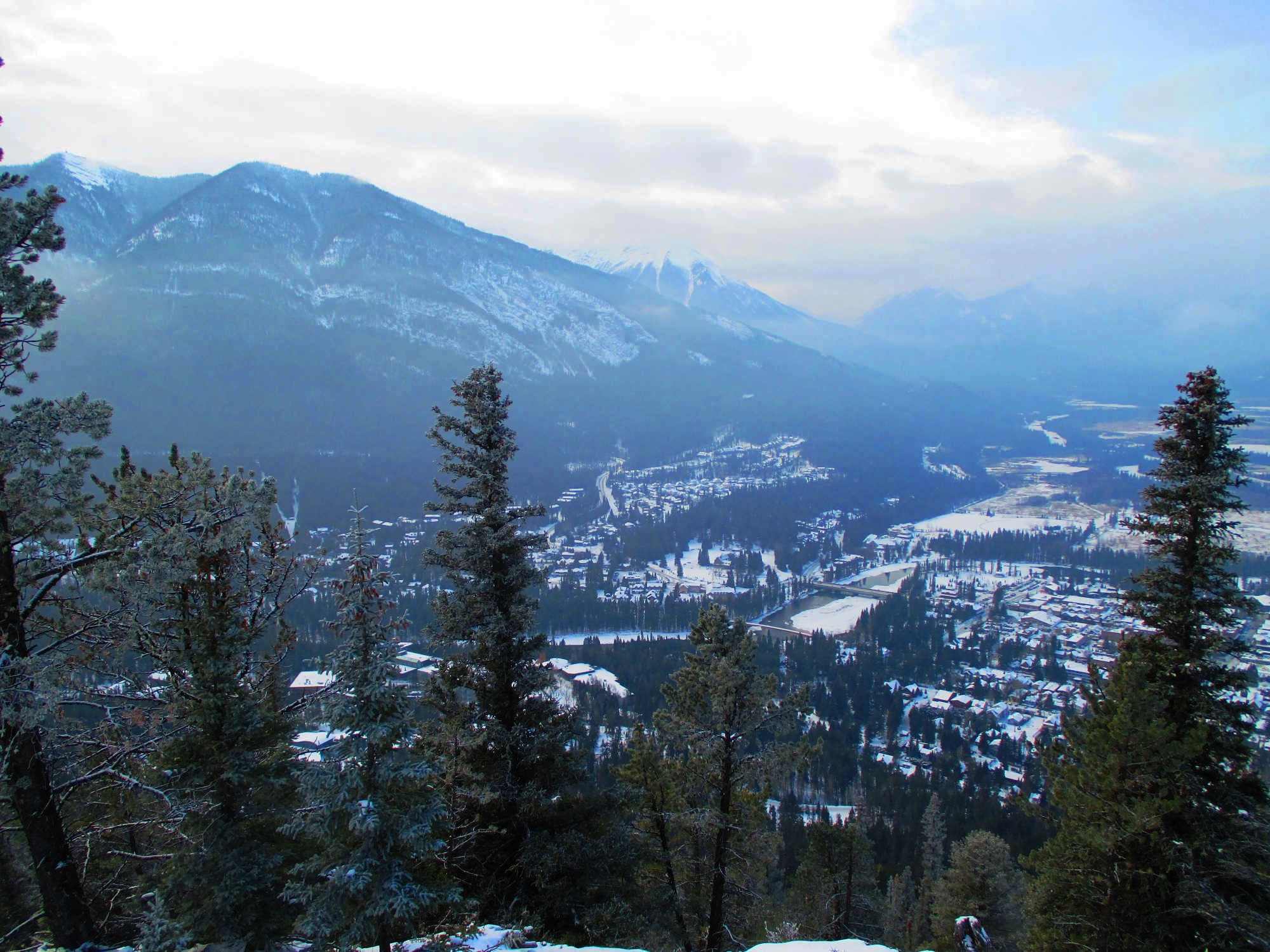 Blick vom Tunnel Mountain auf Banff.