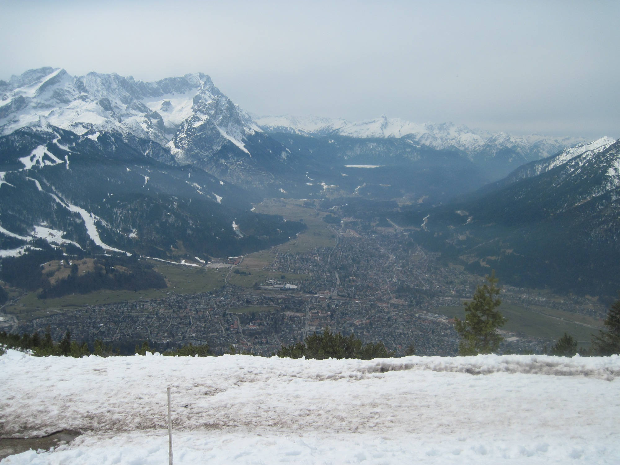 Der Blick vom Wank über Garmisch-Partenkirchen.