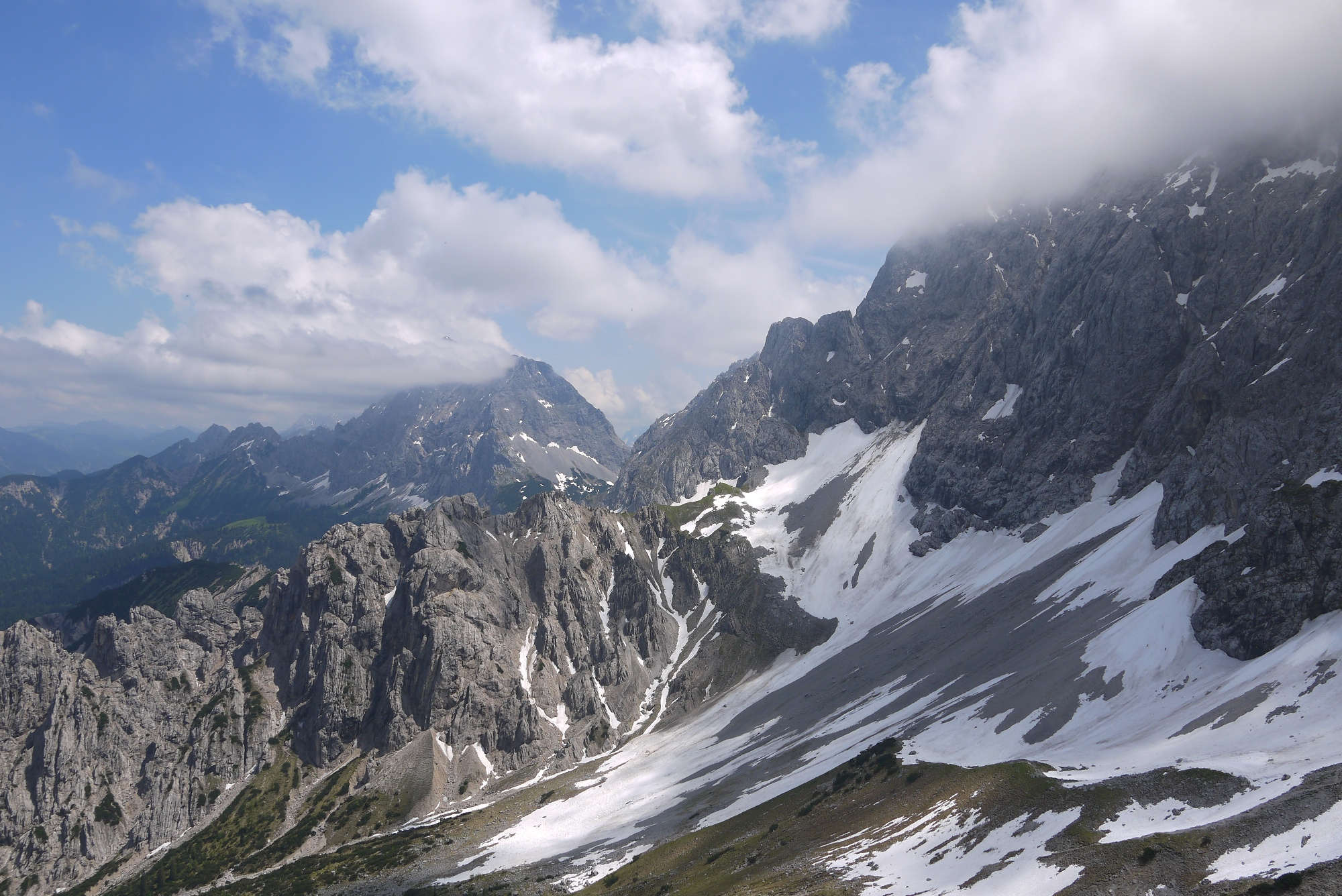 Der Blick vom Wörnersattel auf die Östliche Karwendelspitze.