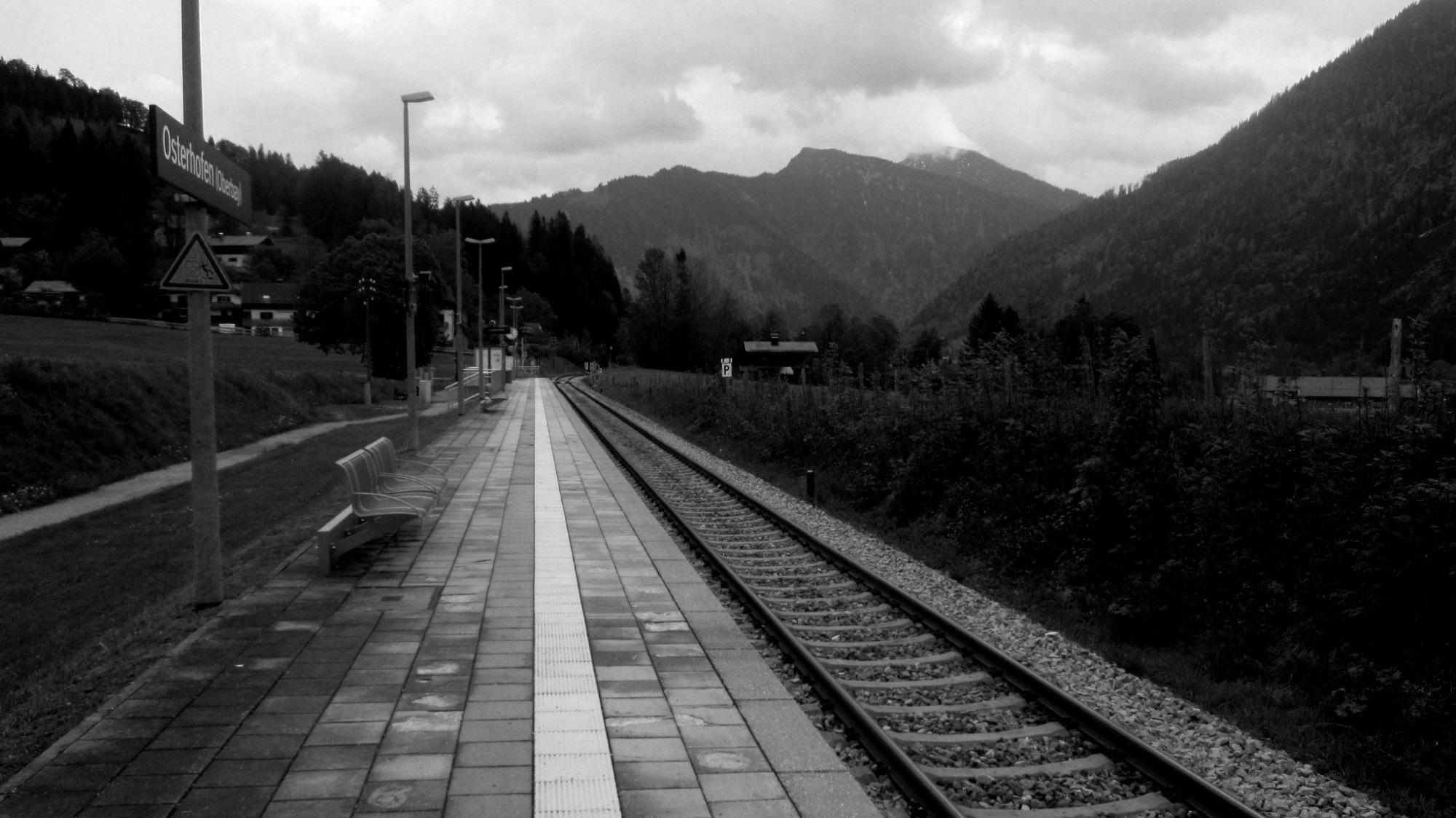 Der Bahnsteig von Osterhofen.