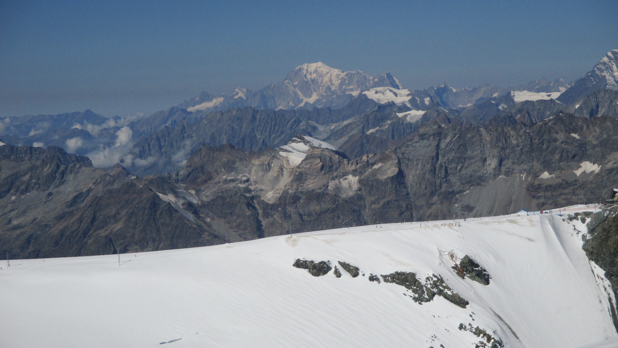 Blick vom Breithorn auf den Mont Blanc.
