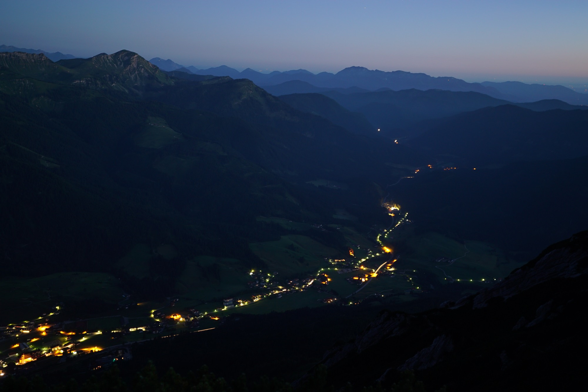 Der Blick vom Hinterunnütz auf Achenkirch bei Nacht.
