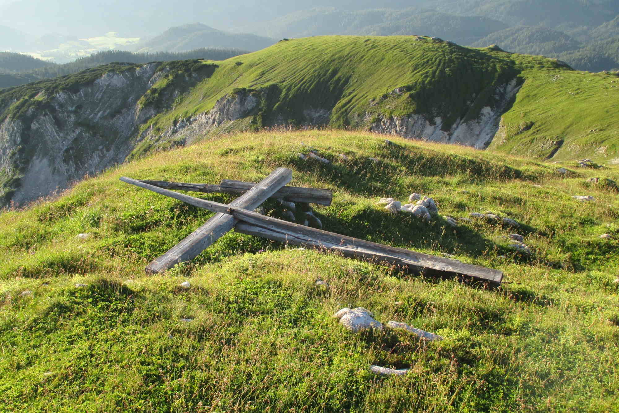 Das ehemalige Gipfelkreuz des Vorderunnütz.