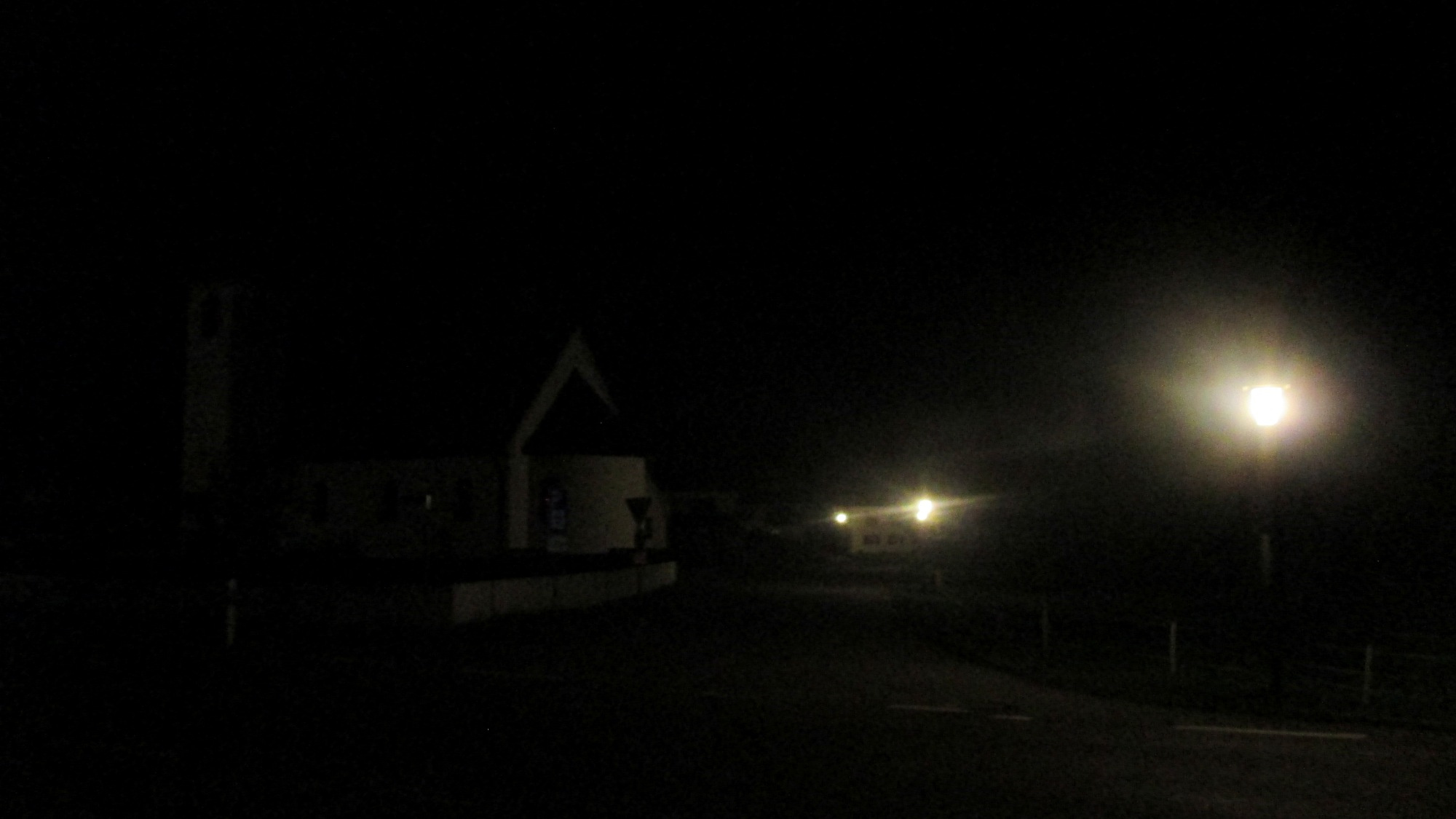 Die Kirche in Graswang bei Nacht.