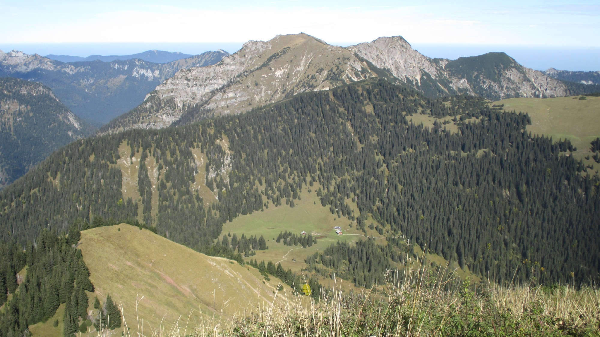 Der Blick vom Hirschbichel nach Norden zum Windstierlkopf und dem Kienjoch-Kamm.