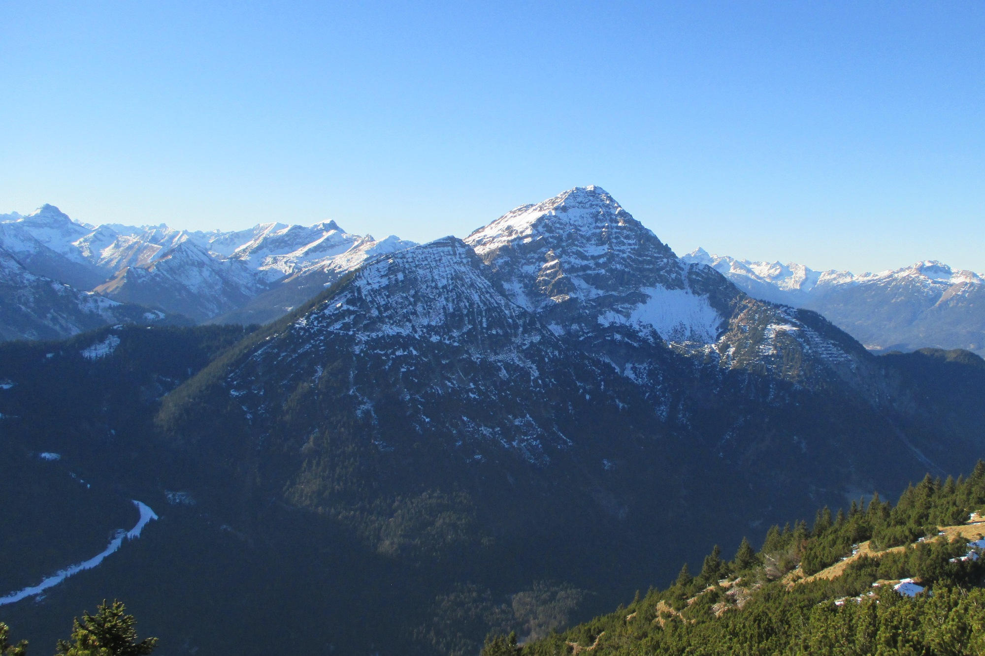 Der Blick vom Mitterjoch auf den Thaneller in den Lechtaler Alpen.