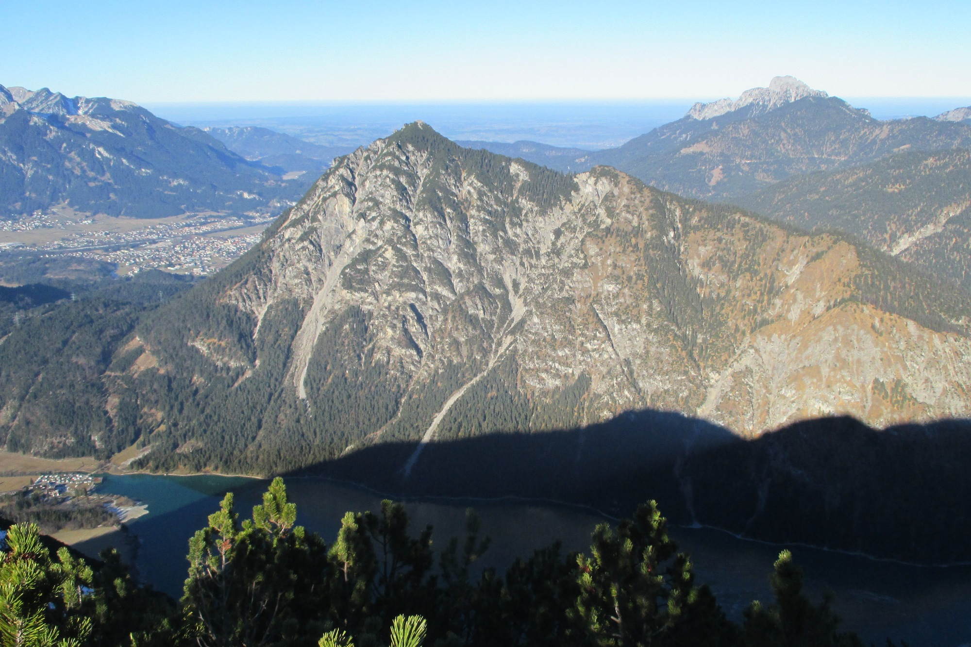 Der Blick vom Mitterjoch auf den Heiterwanger See und den Tauern im Ammergebirge.