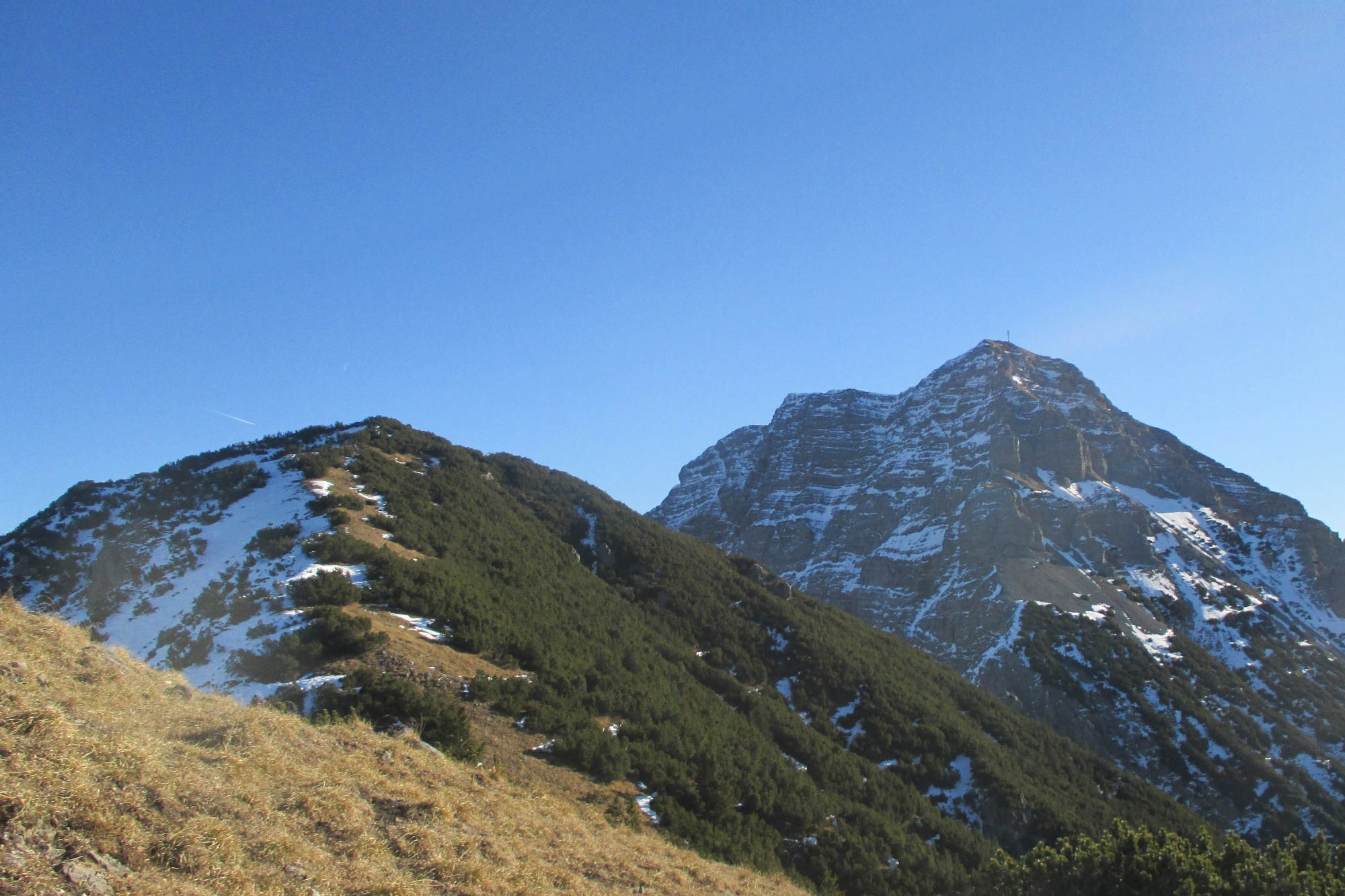 Der Blick vom Mitterjoch auf das Hochjoch und die Kohlbergspitze im Ammergebirge.