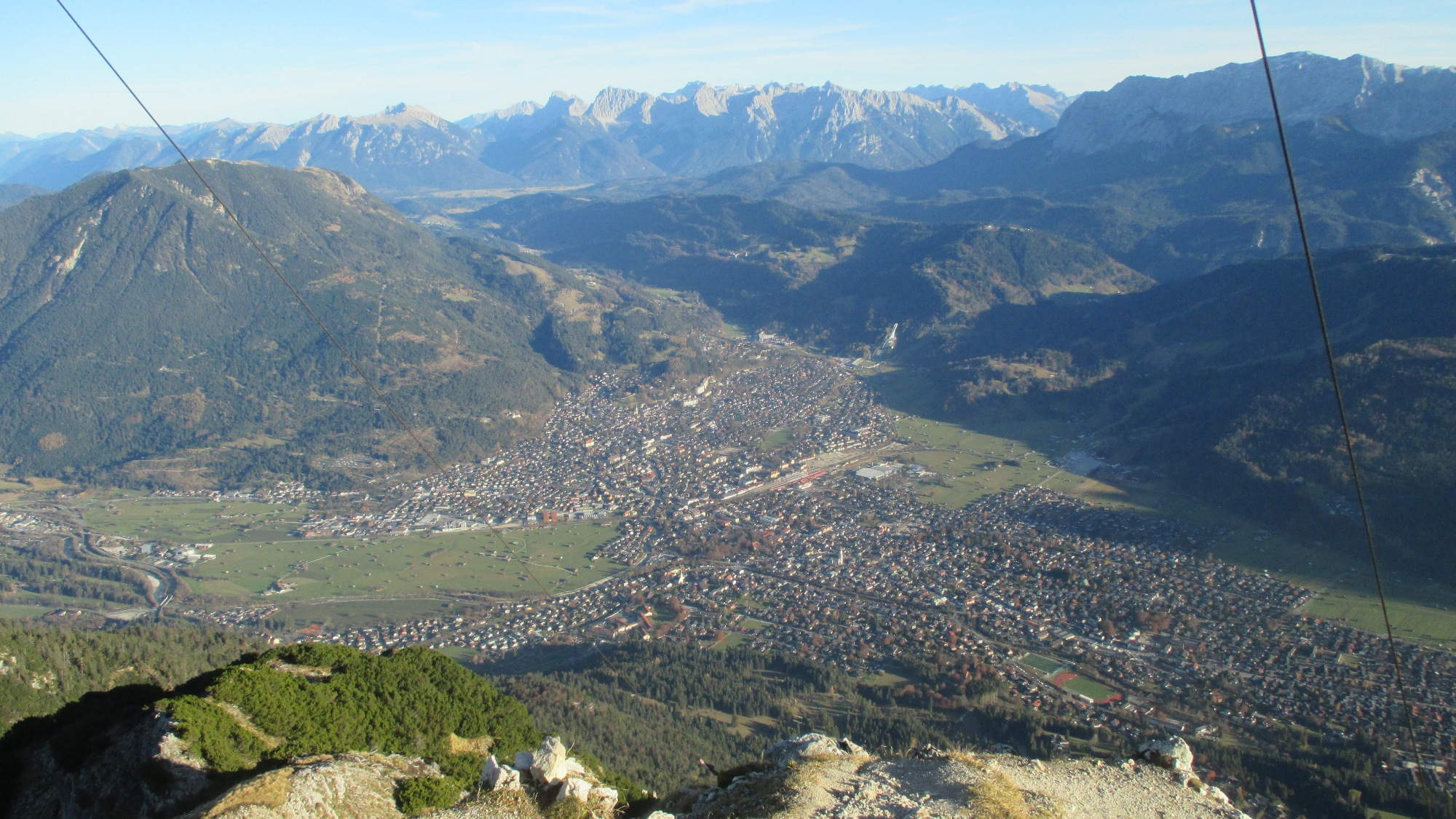Der Blick von der Kramerspitze auf Garmisch-Partenkirchen.