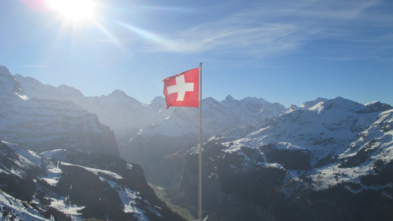 Die Schweizer Flagge weht im Wind.