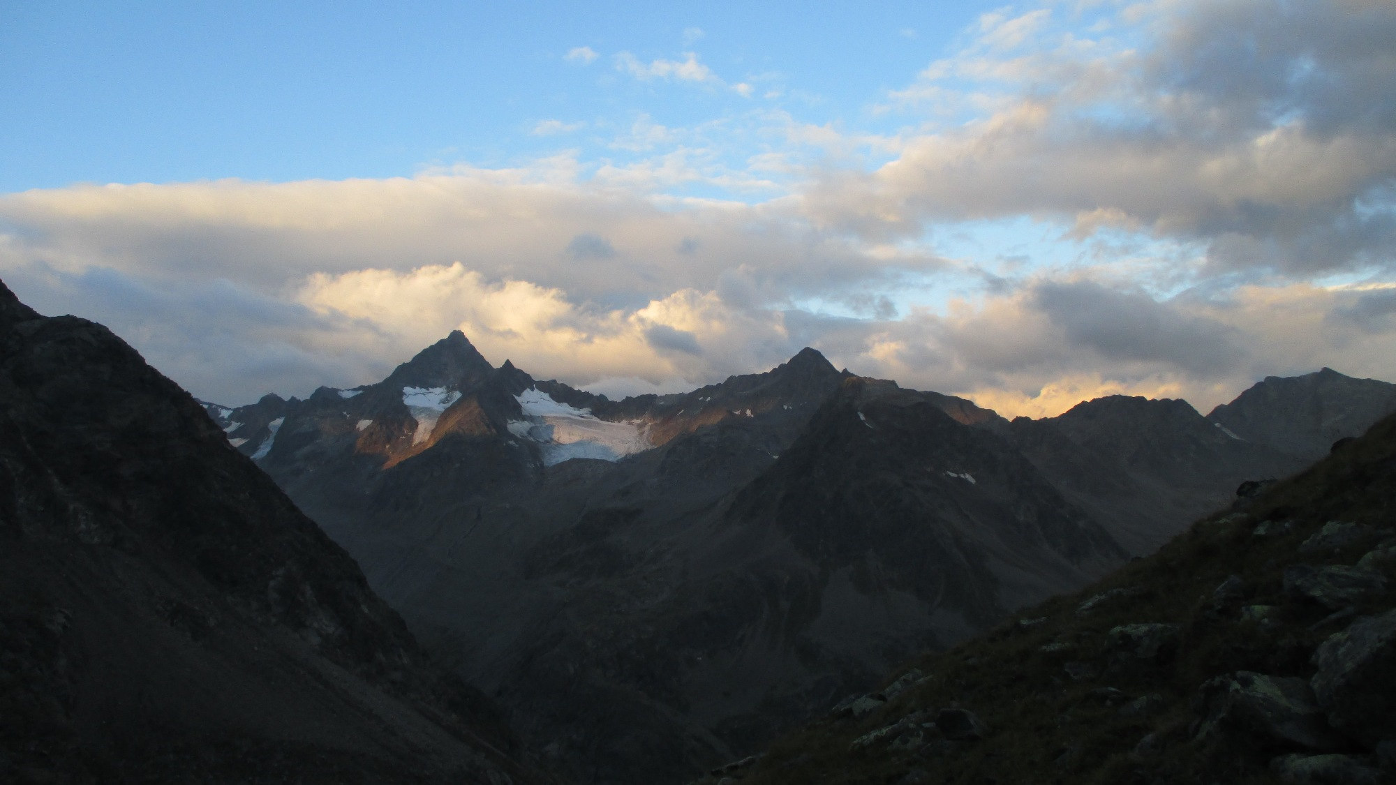 Die Gipfel der Ötztaler Alpen im Morgenlicht.