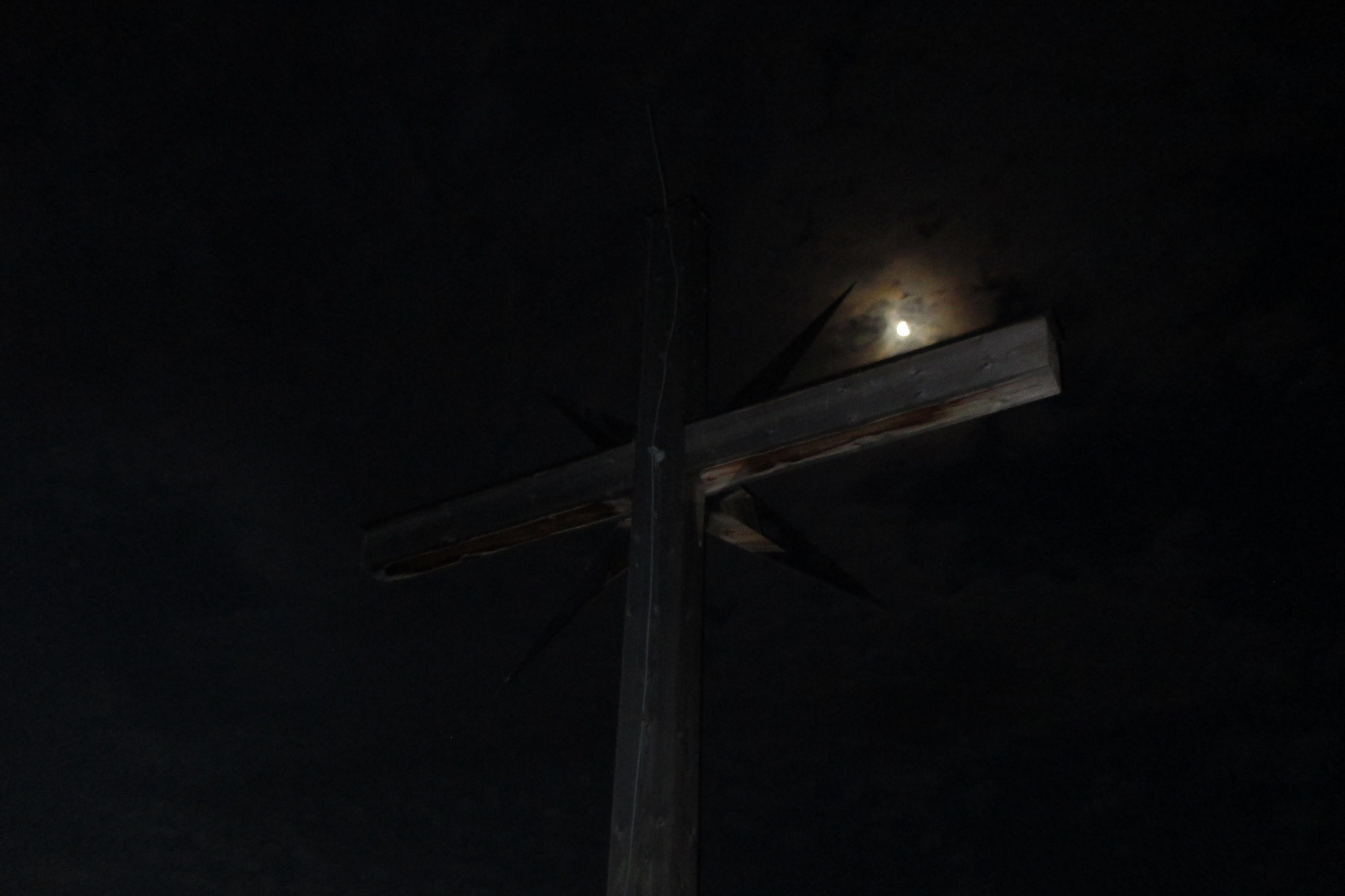 Das Gipfelkreuz des Schafkopf bei Nacht.