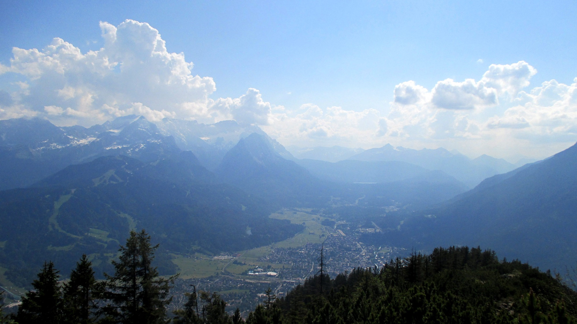 Der Blick vom Eckenberg auf Garmisch-Partenkirchen und die Zugspitze.