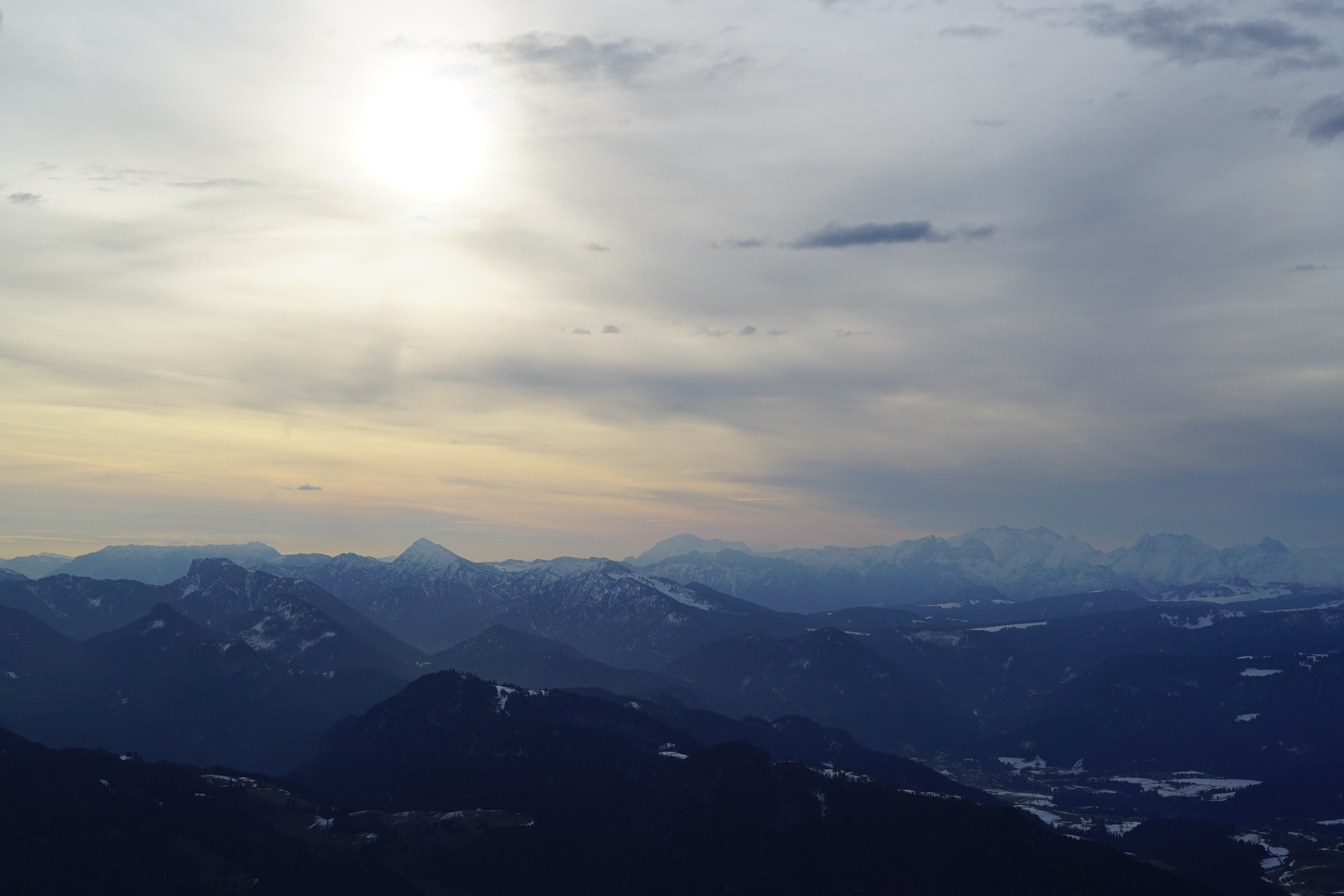 Der Blick vom Geigelstein auf das Kaisergebirge.