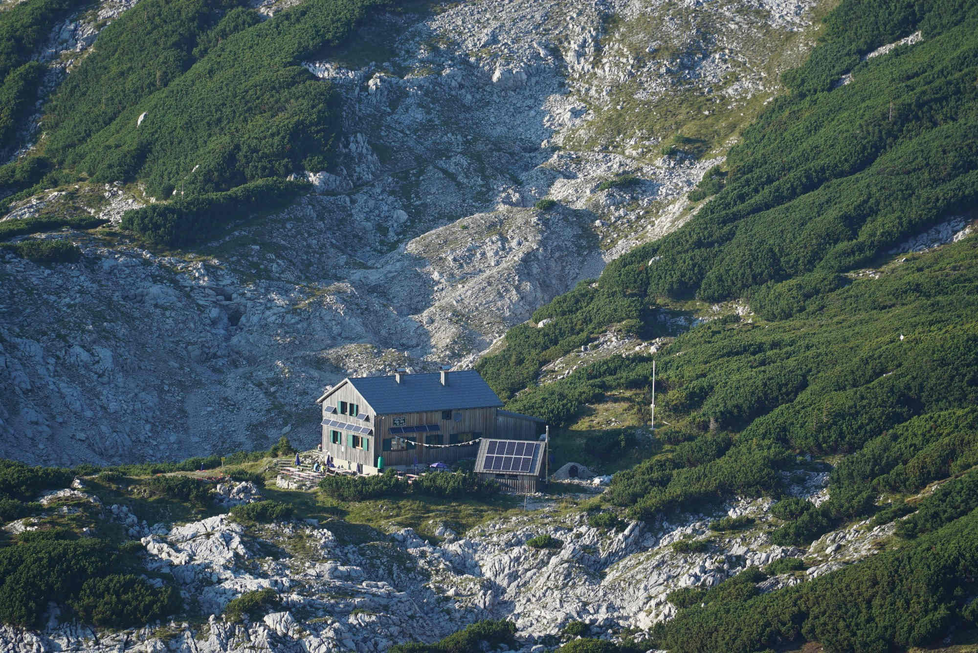 Der Blick vom Großen Höllkogel auf die Rieder Hütte im Höllengebirge.