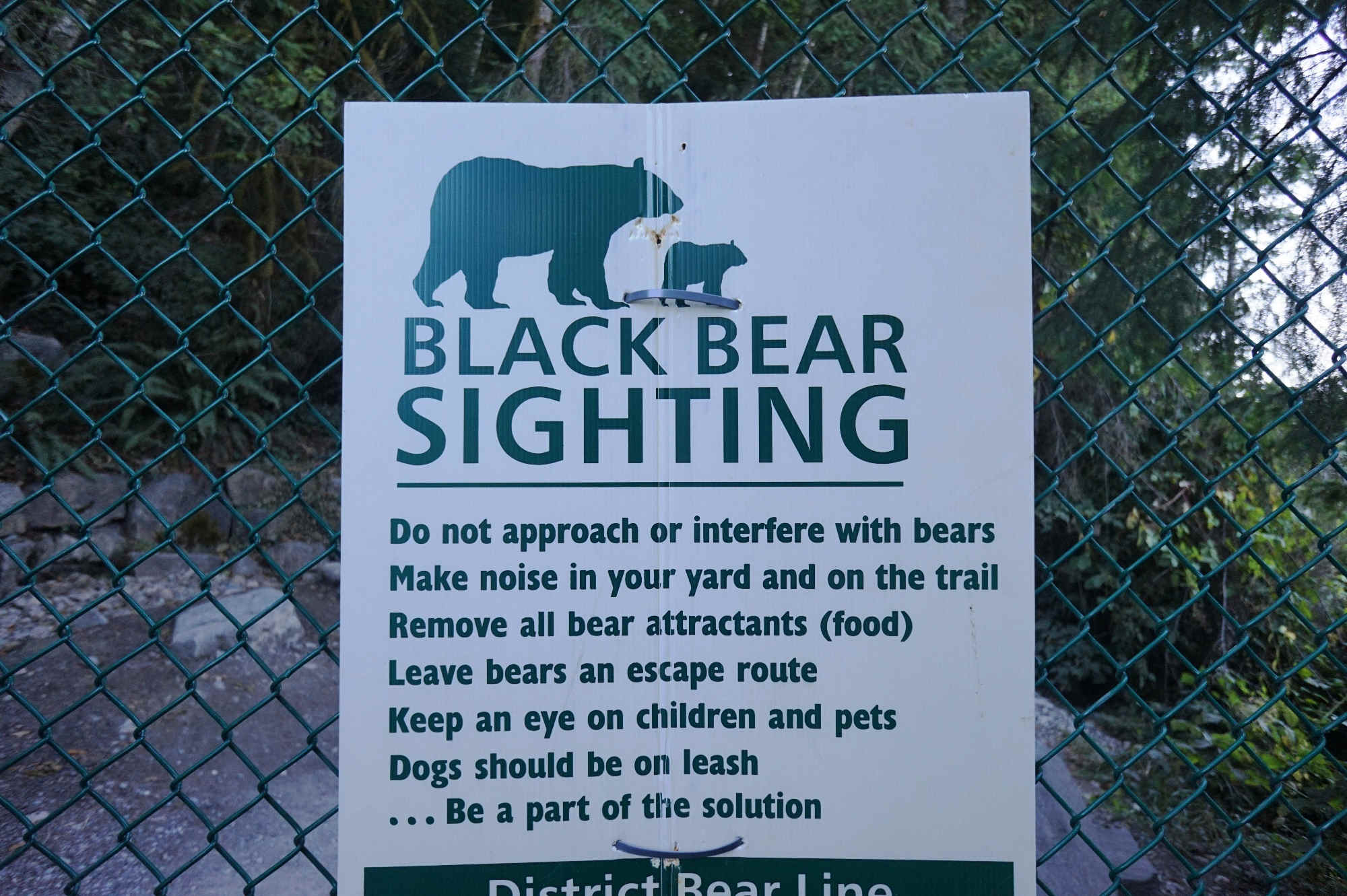 Bereits am Einstieg wird vor Bären gewarnt.
