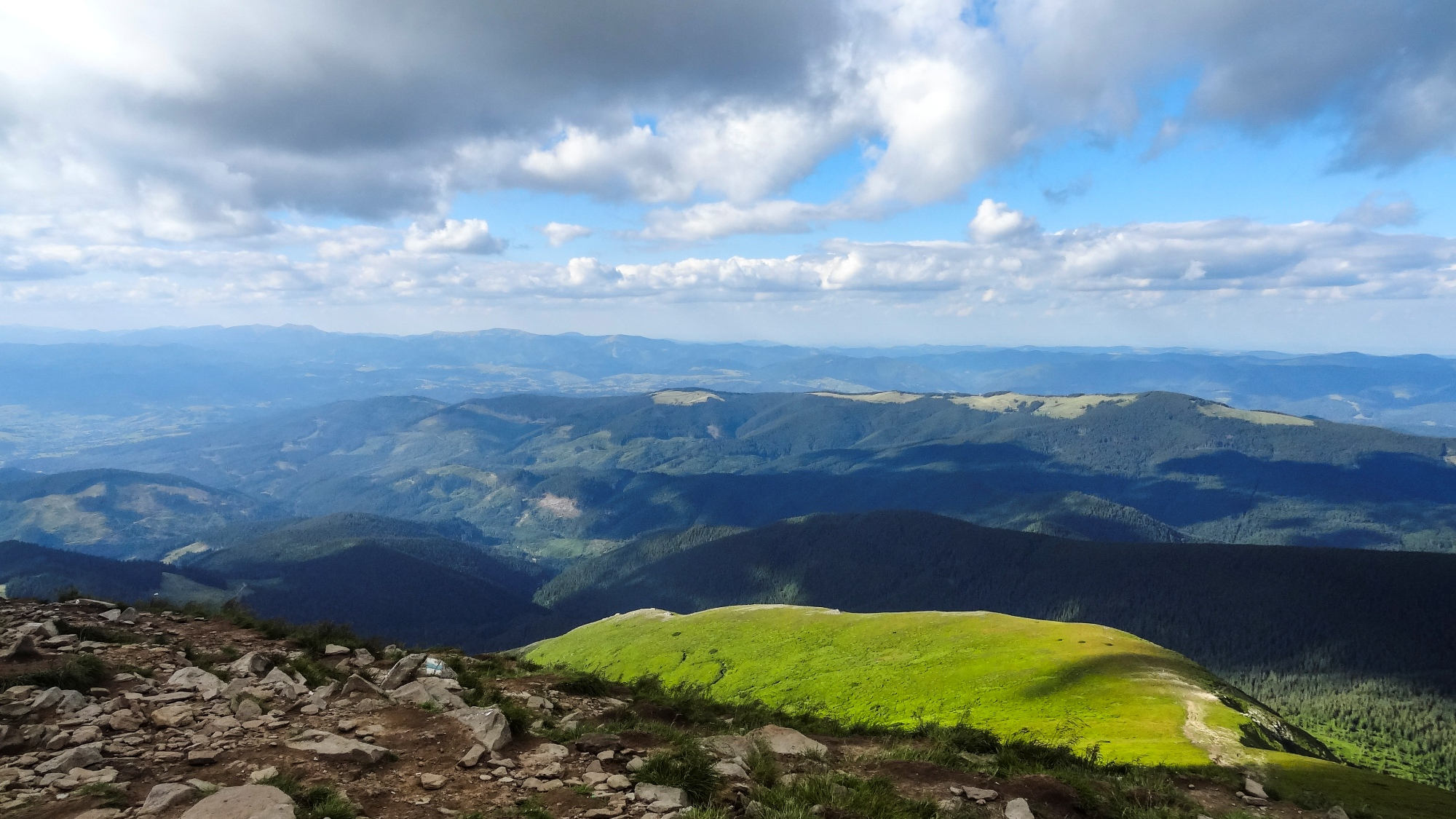 Blick vom Gipfel des Howerla auf die Karpaten.