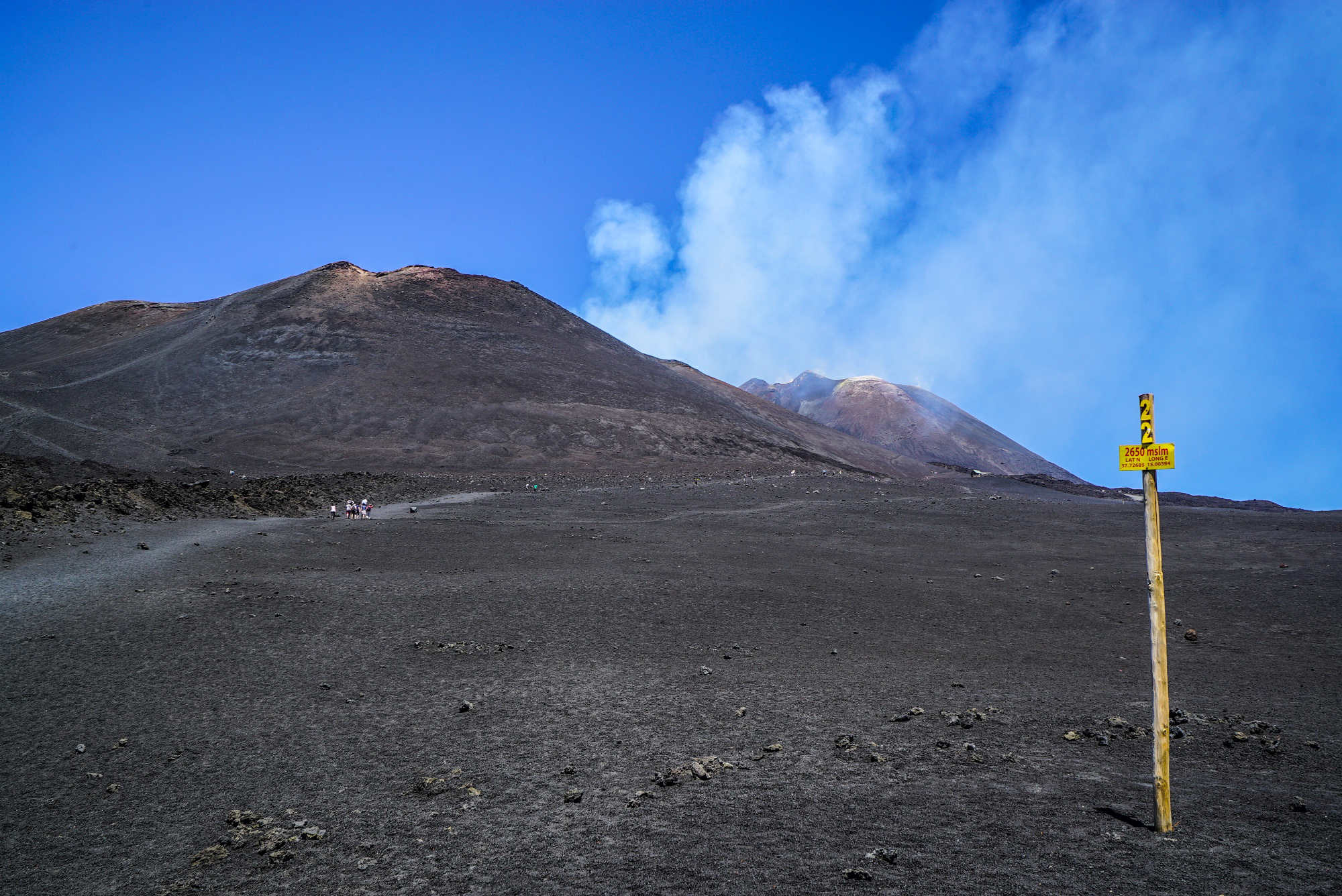Eine Piste aus Vulkangestein am Ätna.