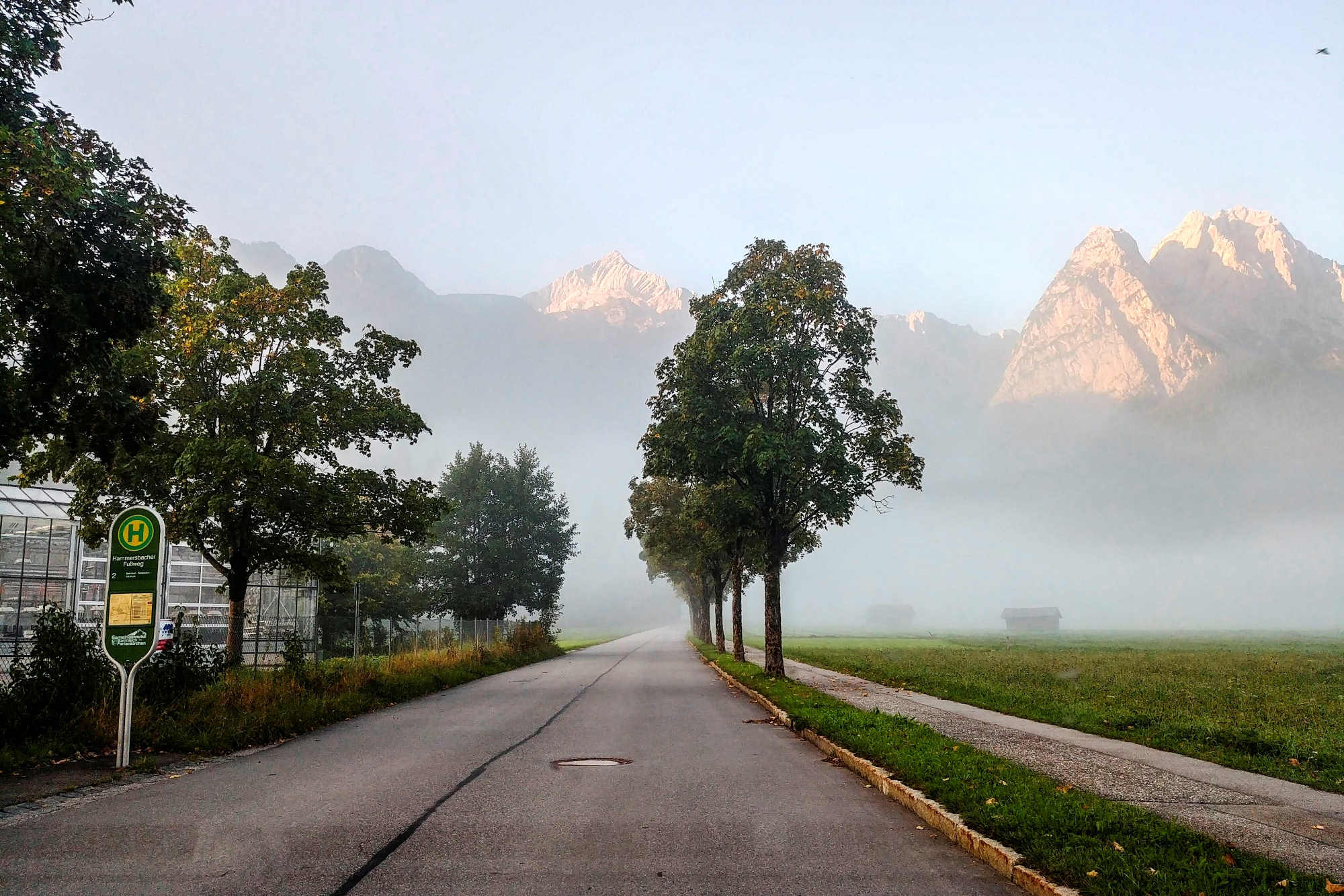 Sanfte Nebelschwaden am Fuße der Alpspitze bei Garmisch-Partenkirchen.