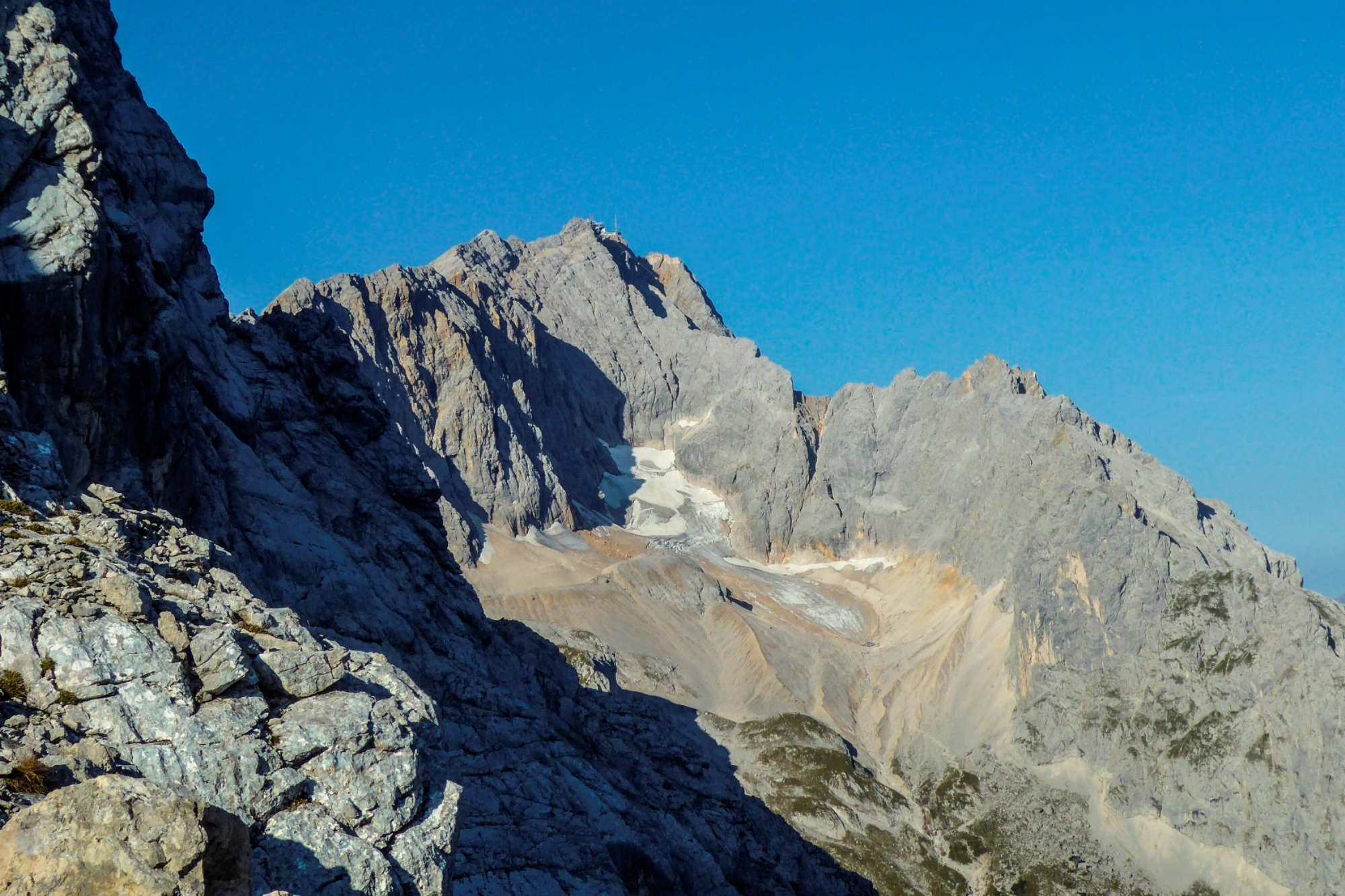 Der Blick von der Alpspitz-Ferrata zur Zugspitze mit dem Höllentalferner.