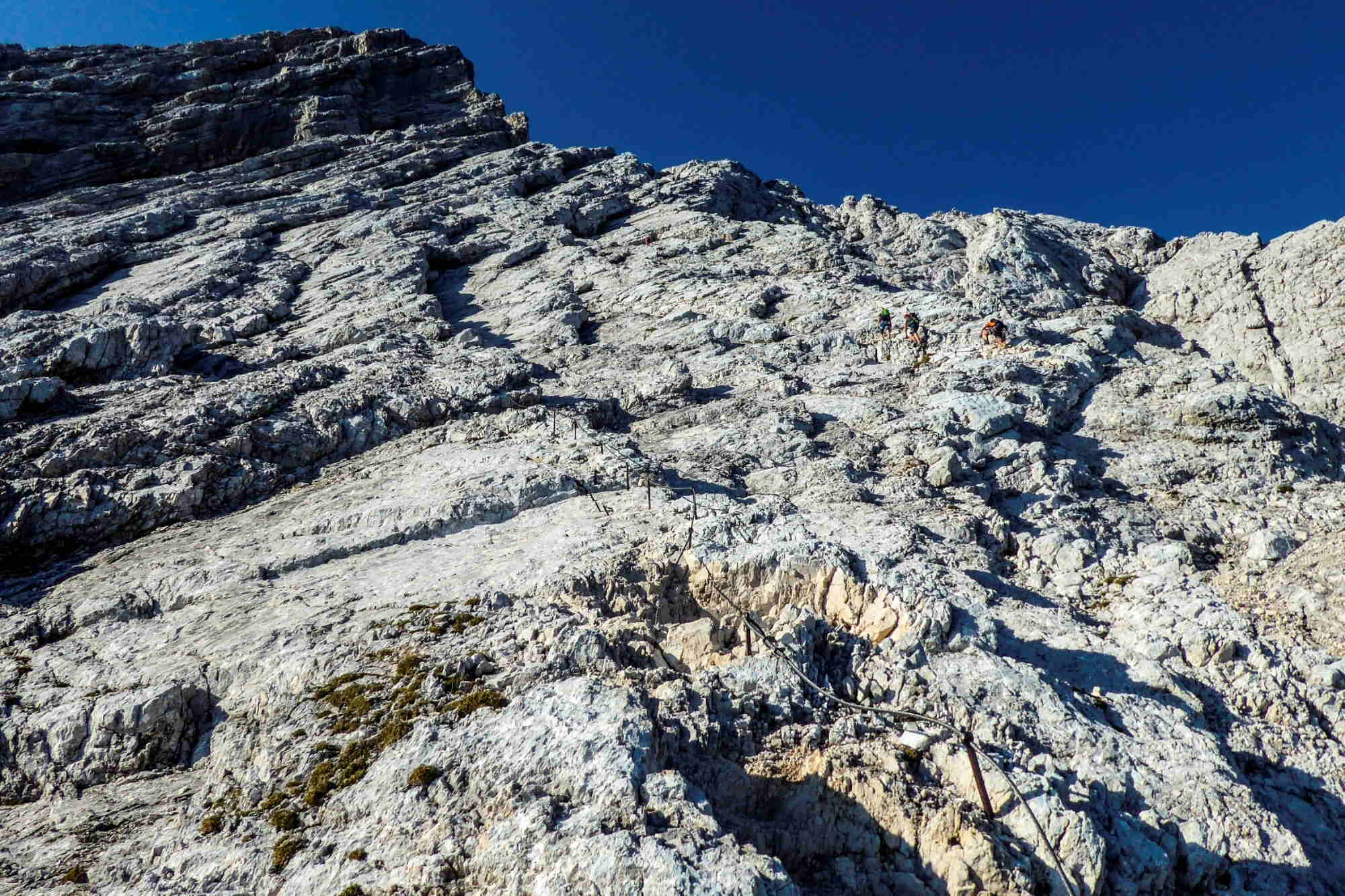 Plattengebilde aus Wettersteinkalk an der Alpspitze.