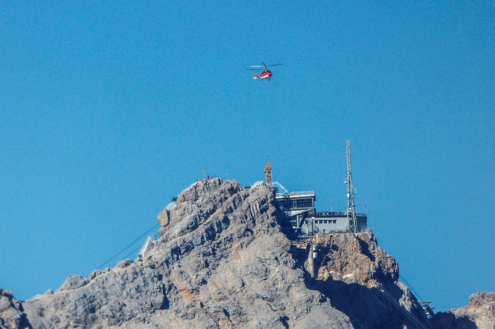 Ein Helikopter bringt Baumaterial zur Zugspitze.