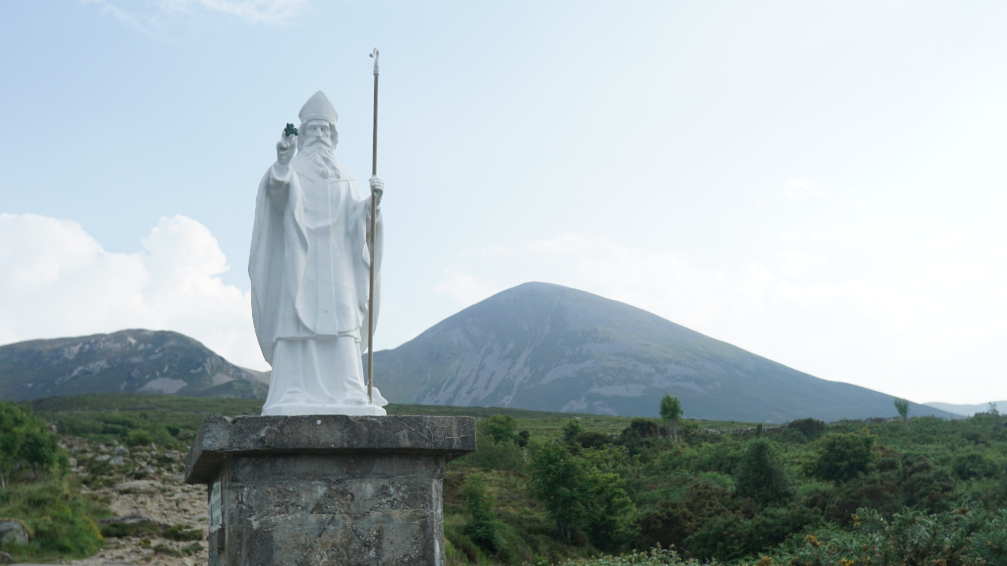Die Statue des heiligen Patrick vor dem Croagh Patrick.