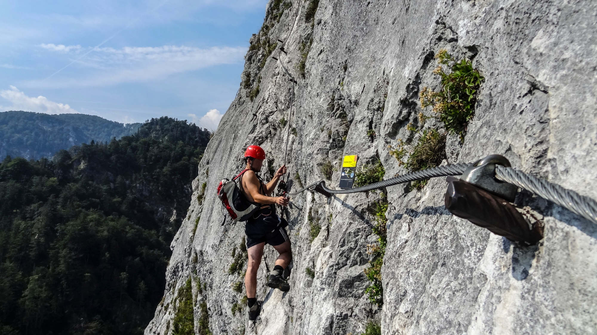 Luftige Kletterei im Drachenwand-Klettersteig.