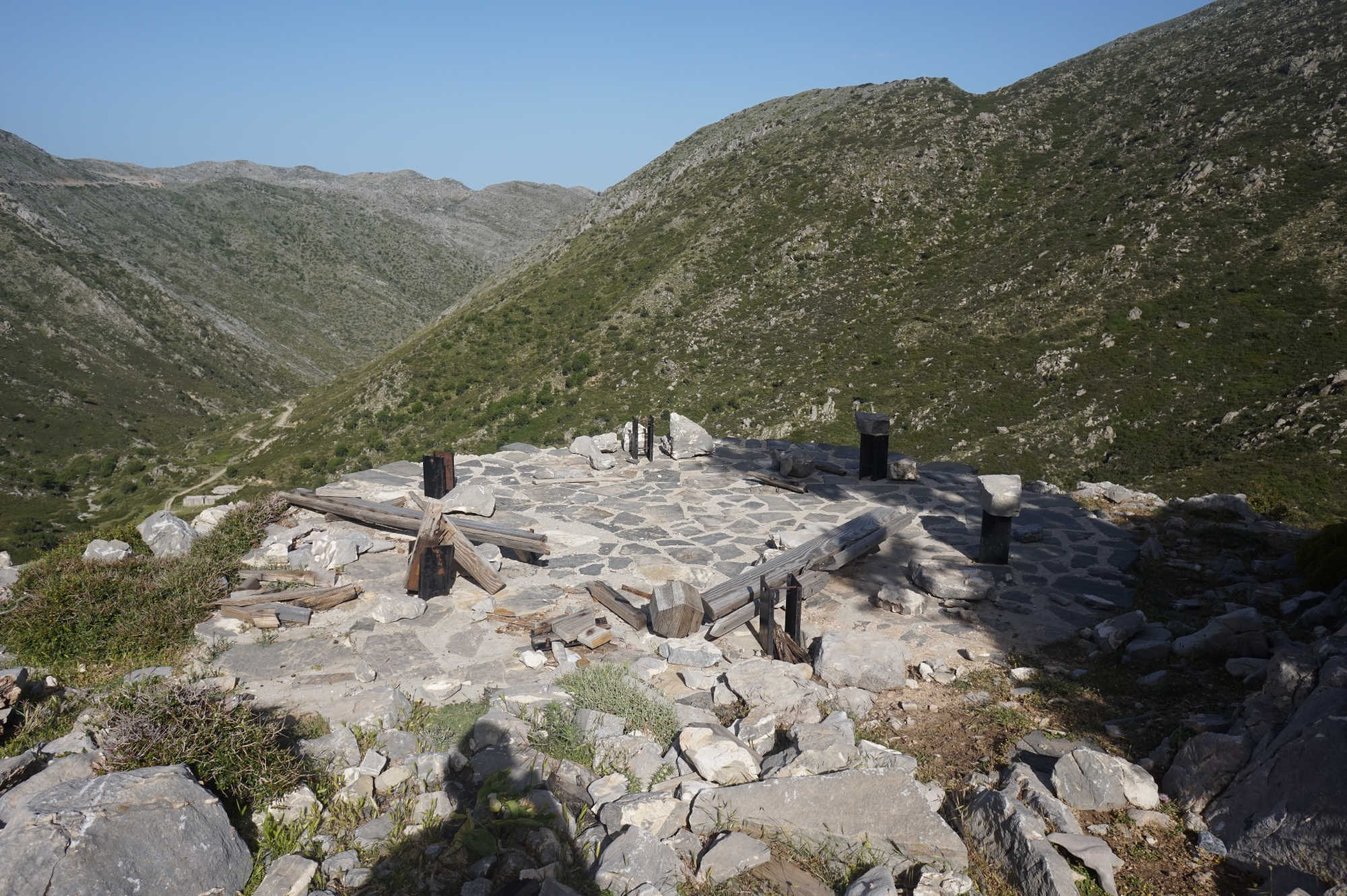 Die Ruinen eines Pavillons am Fuße des Mavri in den Lefka Ori.
