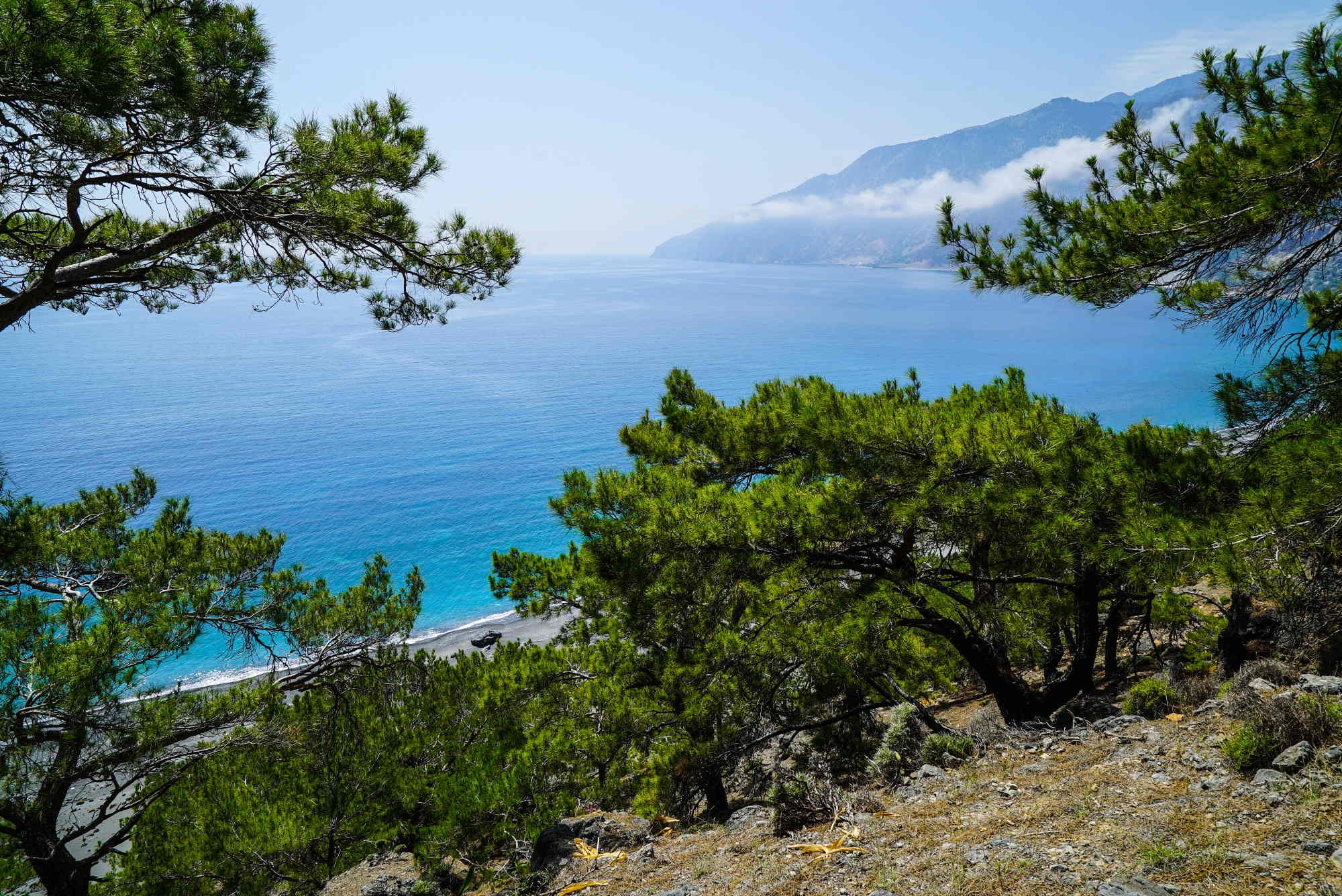 Ein Blick auf die Küste zwischen bei Agios Pavlos auf Kreta.