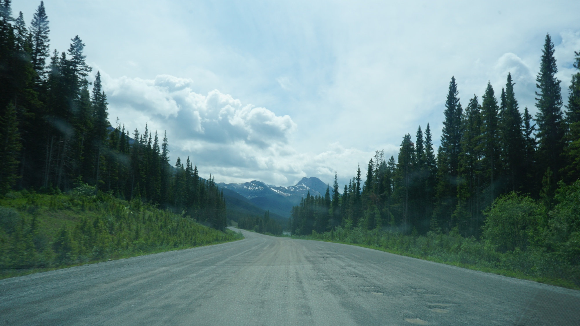 Die Spray Lakes Road in den Kanadischen Rockies.