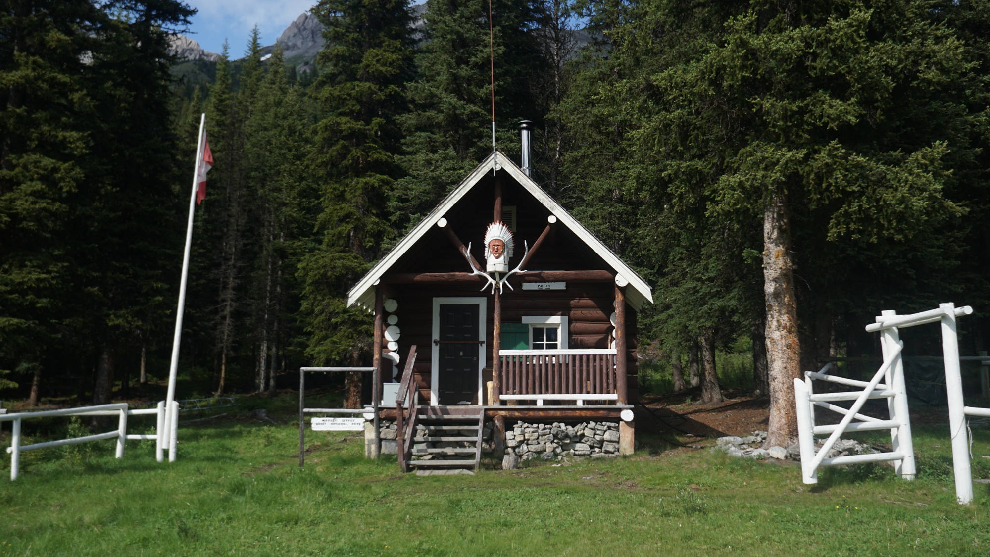 Die Bryant Creek Warden Hut am Assiniboine Loop in den Kanadischen Rockies.