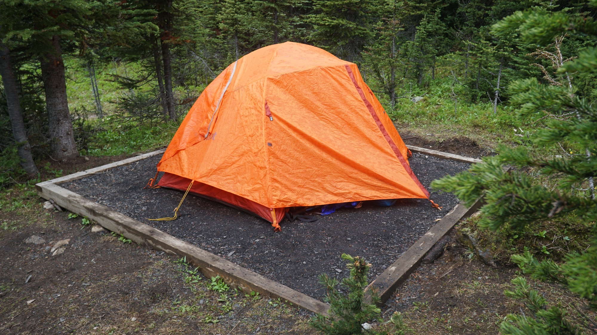 Ein Zelt an der Lake Magog Campsite in den Kanadischen Rockies.