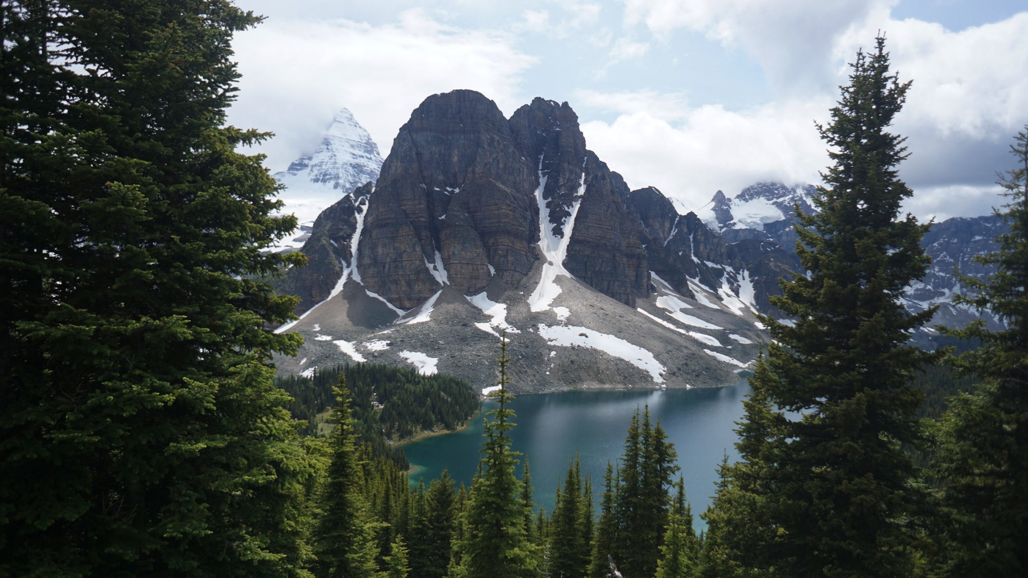 Die Sunburst Peaks mit dem Cerulean Lake in den Kanadischen Rockies.