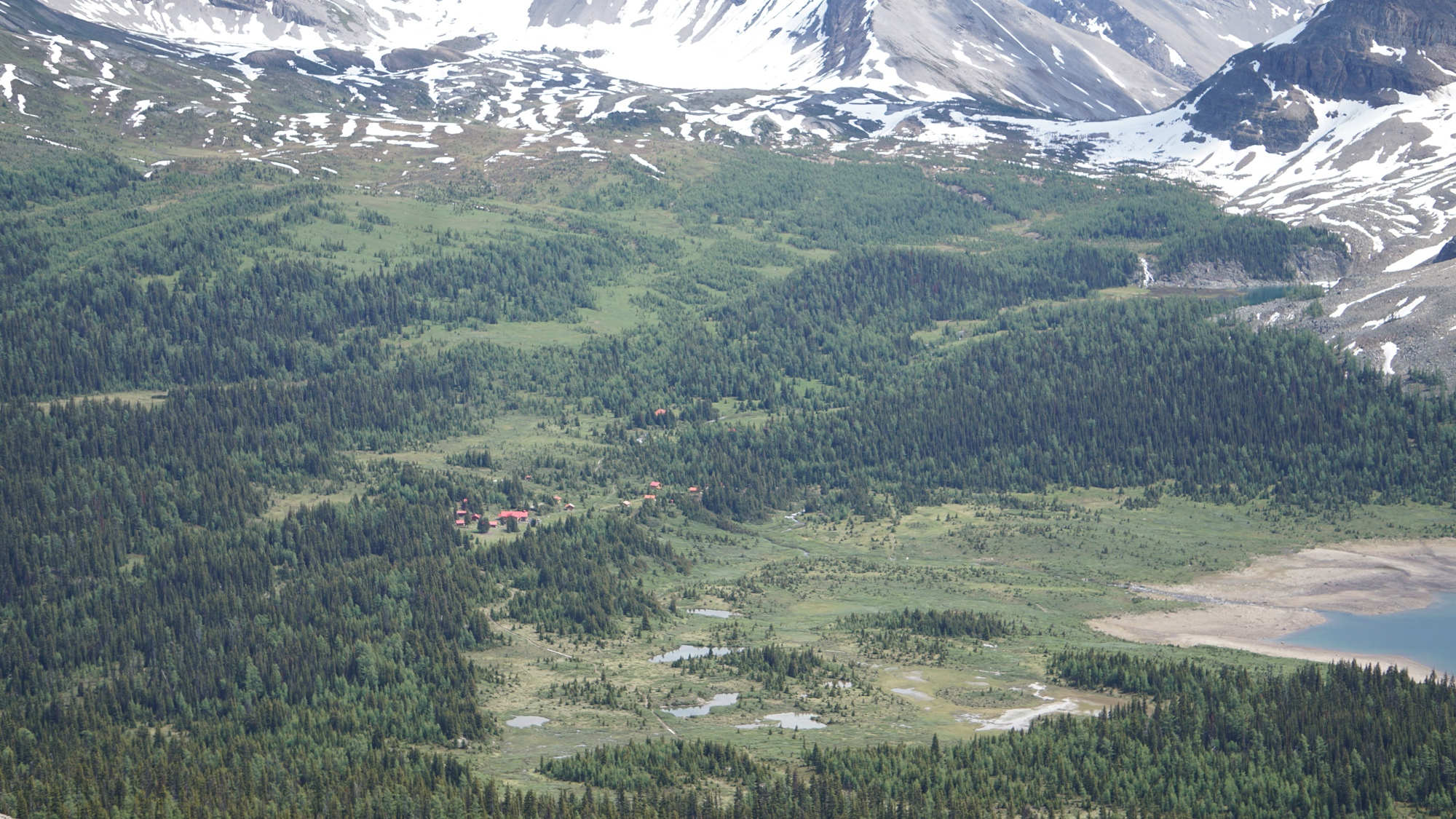 Der Blick vom Nublet auf die Anlagen der Mount Assiniboine Lodge in den Kanadischen Rockies.