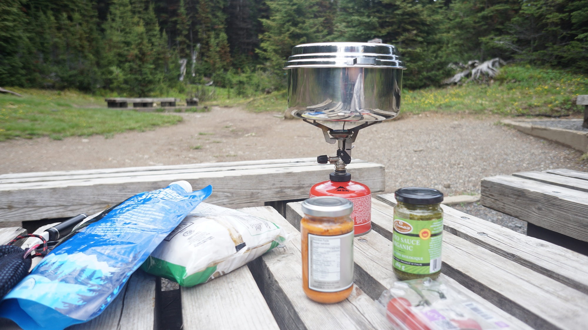 Abendessen an der Lake Magog Campsite in den Kanadischen Rockies.
