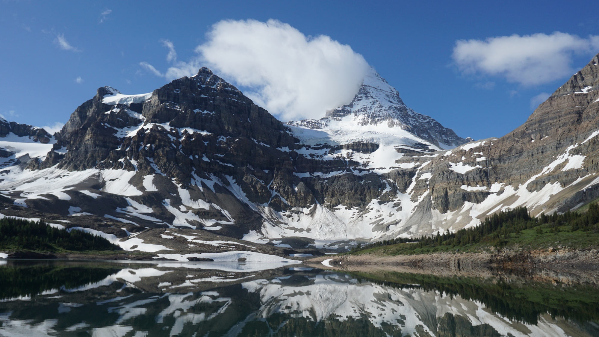 Der Lake Magog mit dem Mount Assiniboine in den Kanadischen Rockies.